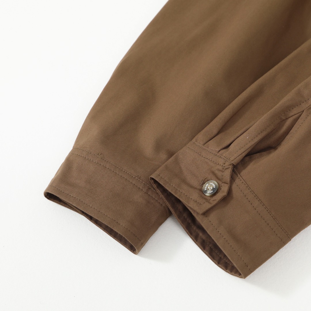 💰210 Ralph Lauren/拉夫劳伦 经典男女同款老干部拉链夹克外套RL12168
易梦玲同款 货号:RL12168 众多穿搭博主上身推荐, 哈林顿夹克的版型翻领拉链防风设计休闲风格和街头潮流元素完美融合,非常适合中性 穿搭。外套的面料质感十分出色,穿着舒适,是一款非常百搭的潮流外套。原版开发,百分百纯棉面料 精致刺绣 四季常青款放心入手 ,复古永不过时!
颜色:卡其色 黑色 藏青色 墨绿 棕色
货号: Q25R25
尺码: S-XL
S M L XL
衣长: 68 70 72 74
胸围:128 132 136 140
肩宽:52 53 54 55