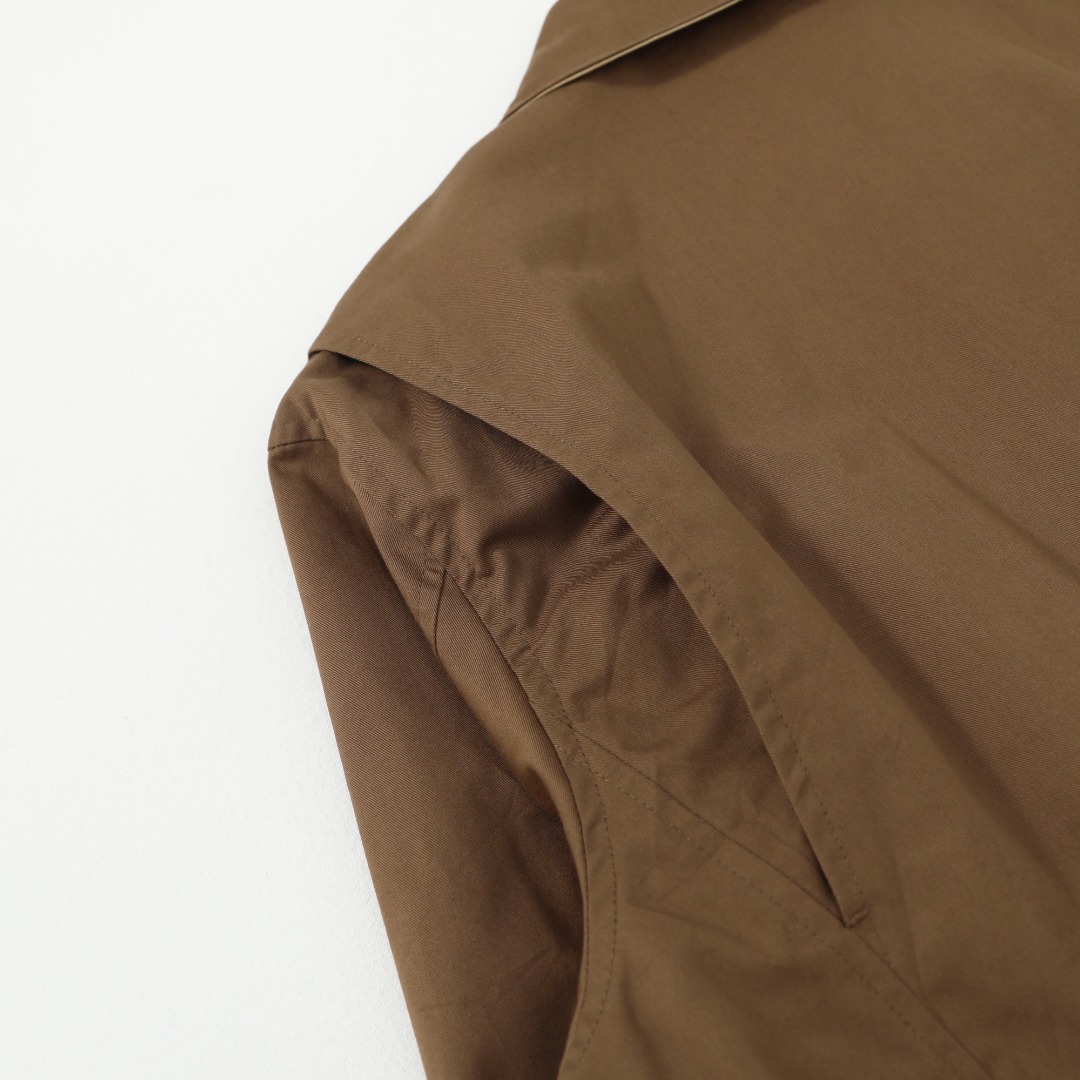 💰210 Ralph Lauren/拉夫劳伦 经典男女同款老干部拉链夹克外套RL12168
易梦玲同款 货号:RL12168 众多穿搭博主上身推荐, 哈林顿夹克的版型翻领拉链防风设计休闲风格和街头潮流元素完美融合,非常适合中性 穿搭。外套的面料质感十分出色,穿着舒适,是一款非常百搭的潮流外套。原版开发,百分百纯棉面料 精致刺绣 四季常青款放心入手 ,复古永不过时!
颜色:卡其色 黑色 藏青色 墨绿 棕色
货号: Q25R25
尺码: S-XL
S M L XL
衣长: 68 70 72 74
胸围:128 132 136 140
肩宽:52 53 54 55