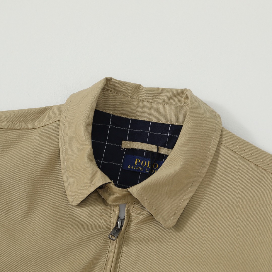 💰210 Ralph Lauren/拉夫劳伦 经典男女同款老干部拉链夹克外套RL12168
易梦玲同款 货号:RL12168 众多穿搭博主上身推荐, 哈林顿夹克的版型翻领拉链防风设计休闲风格和街头潮流元素完美融合,非常适合中性 穿搭。外套的面料质感十分出色,穿着舒适,是一款非常百搭的潮流外套。原版开发,百分百纯棉面料 精致刺绣 四季常青款放心入手 ,复古永不过时!
颜色:卡其色 黑色 藏青色 墨绿 棕色
货号: Q25R25
尺码: S-XL
S M L XL
衣长: 68 70 72 74
胸围:128 132 136 140
肩宽:52 53 54 55