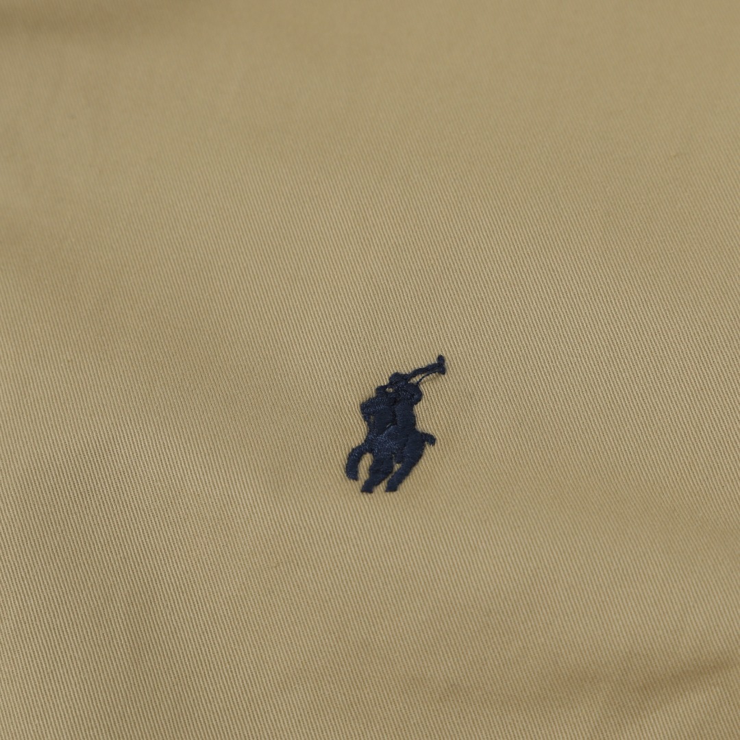 💰210 Ralph Lauren/拉夫劳伦 经典男女同款老干部拉链夹克外套RL12168
易梦玲同款 货号:RL12168 众多穿搭博主上身推荐, 哈林顿夹克的版型翻领拉链防风设计休闲风格和街头潮流元素完美融合,非常适合中性 穿搭。外套的面料质感十分出色,穿着舒适,是一款非常百搭的潮流外套。原版开发,百分百纯棉面料 精致刺绣 四季常青款放心入手 ,复古永不过时!
颜色:卡其色 黑色 藏青色 墨绿 棕色
货号: Q25R25
尺码: S-XL
S M L XL
衣长: 68 70 72 74
胸围:128 132 136 140
肩宽:52 53 54 55