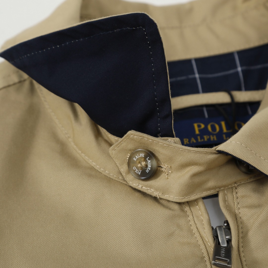 💰210 Ralph Lauren/拉夫劳伦 经典男女同款老干部拉链夹克外套RL12168
易梦玲同款 货号:RL12168 众多穿搭博主上身推荐, 哈林顿夹克的版型翻领拉链防风设计休闲风格和街头潮流元素完美融合,非常适合中性 穿搭。外套的面料质感十分出色,穿着舒适,是一款非常百搭的潮流外套。原版开发,百分百纯棉面料 精致刺绣 四季常青款放心入手 ,复古永不过时!
颜色:卡其色 黑色 藏青色 墨绿 棕色
货号: Q25R25
尺码: S-XL
S M L XL
衣长: 68 70 72 74
胸围:128 132 136 140
肩宽:52 53 54 55