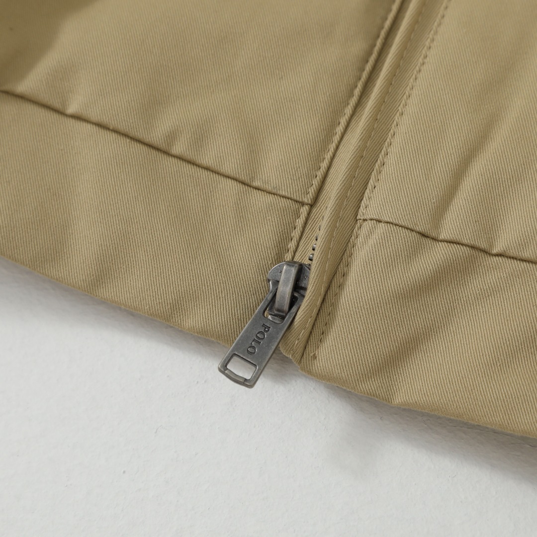 💰210 Ralph Lauren/拉夫劳伦 经典男女同款老干部拉链夹克外套RL12168
易梦玲同款 货号:RL12168 众多穿搭博主上身推荐, 哈林顿夹克的版型翻领拉链防风设计休闲风格和街头潮流元素完美融合,非常适合中性 穿搭。外套的面料质感十分出色,穿着舒适,是一款非常百搭的潮流外套。原版开发,百分百纯棉面料 精致刺绣 四季常青款放心入手 ,复古永不过时!
颜色:卡其色 黑色 藏青色 墨绿 棕色
货号: Q25R25
尺码: S-XL
S M L XL
衣长: 68 70 72 74
胸围:128 132 136 140
肩宽:52 53 54 55