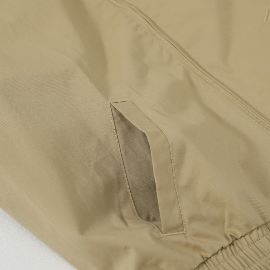 💰210 Ralph Lauren/拉夫劳伦 经典男女同款老干部拉链夹克外套RL12168
易梦玲同款 货号:RL12168 众多穿搭博主上身推荐, 哈林顿夹克的版型翻领拉链防风设计休闲风格和街头潮流元素完美融合,非常适合中性 穿搭。外套的面料质感十分出色,穿着舒适,是一款非常百搭的潮流外套。原版开发,百分百纯棉面料 精致刺绣 四季常青款放心入手 ,复古永不过时!
颜色:卡其色 黑色 藏青色 墨绿 棕色
货号: Q25R25
尺码: S-XL
S M L XL
衣长: 68 70 72 74
胸围:128 132 136 140
肩宽:52 53 54 55