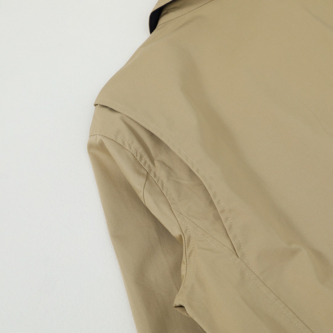 💰210 Ralph Lauren/拉夫劳伦 经典男女同款老干部拉链夹克外套RL12168
易梦玲同款 货号:RL12168 众多穿搭博主上身推荐, 哈林顿夹克的版型翻领拉链防风设计休闲风格和街头潮流元素完美融合,非常适合中性 穿搭。外套的面料质感十分出色,穿着舒适,是一款非常百搭的潮流外套。原版开发,百分百纯棉面料 精致刺绣 四季常青款放心入手 ,复古永不过时!
颜色:卡其色 黑色 藏青色 墨绿 棕色
货号: Q25R25
尺码: S-XL
S M L XL
衣长: 68 70 72 74
胸围:128 132 136 140
肩宽:52 53 54 55