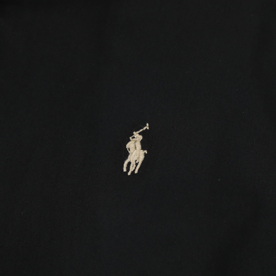 💰210 Ralph Lauren/拉夫劳伦 经典男女同款老干部拉链夹克外套RL12168
易梦玲同款 货号:RL12168 众多穿搭博主上身推荐, 哈林顿夹克的版型翻领拉链防风设计休闲风格和街头潮流元素完美融合,非常适合中性 穿搭。外套的面料质感十分出色,穿着舒适,是一款非常百搭的潮流外套。原版开发,百分百纯棉面料 精致刺绣 四季常青款放心入手 ,复古永不过时!
颜色:卡其色 黑色 藏青色 墨绿 棕色
货号: Q25R25
尺码: S-XL
S M L XL
衣长: 68 70 72 74
胸围:128 132 136 140
肩宽:52 53 54 55