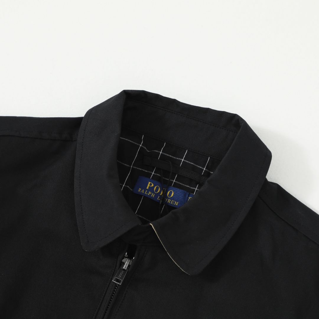 💰210 Ralph Lauren/拉夫劳伦 经典男女同款老干部拉链夹克外套RL12168
易梦玲同款 货号:RL12168 众多穿搭博主上身推荐, 哈林顿夹克的版型翻领拉链防风设计休闲风格和街头潮流元素完美融合,非常适合中性 穿搭。外套的面料质感十分出色,穿着舒适,是一款非常百搭的潮流外套。原版开发,百分百纯棉面料 精致刺绣 四季常青款放心入手 ,复古永不过时!
颜色:卡其色 黑色 藏青色 墨绿 棕色
货号: Q25R25
尺码: S-XL
S M L XL
衣长: 68 70 72 74
胸围:128 132 136 140
肩宽:52 53 54 55