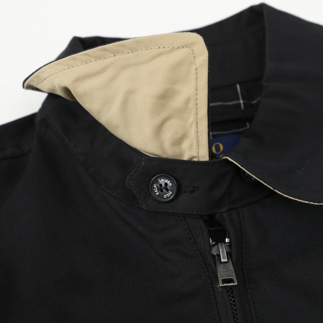 💰210 Ralph Lauren/拉夫劳伦 经典男女同款老干部拉链夹克外套RL12168
易梦玲同款 货号:RL12168 众多穿搭博主上身推荐, 哈林顿夹克的版型翻领拉链防风设计休闲风格和街头潮流元素完美融合,非常适合中性 穿搭。外套的面料质感十分出色,穿着舒适,是一款非常百搭的潮流外套。原版开发,百分百纯棉面料 精致刺绣 四季常青款放心入手 ,复古永不过时!
颜色:卡其色 黑色 藏青色 墨绿 棕色
货号: Q25R25
尺码: S-XL
S M L XL
衣长: 68 70 72 74
胸围:128 132 136 140
肩宽:52 53 54 55