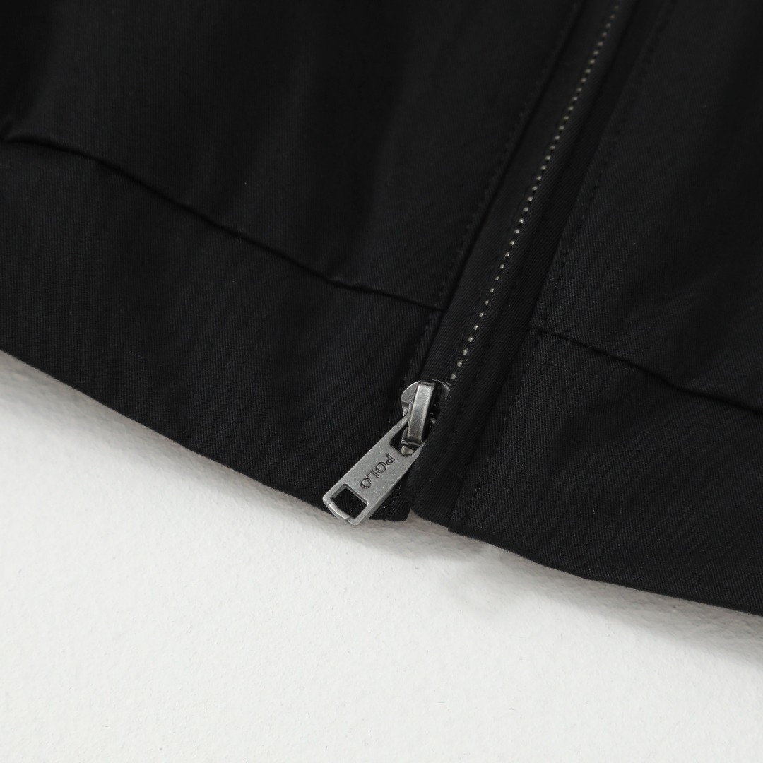 💰210 Ralph Lauren/拉夫劳伦 经典男女同款老干部拉链夹克外套RL12168
易梦玲同款 货号:RL12168 众多穿搭博主上身推荐, 哈林顿夹克的版型翻领拉链防风设计休闲风格和街头潮流元素完美融合,非常适合中性 穿搭。外套的面料质感十分出色,穿着舒适,是一款非常百搭的潮流外套。原版开发,百分百纯棉面料 精致刺绣 四季常青款放心入手 ,复古永不过时!
颜色:卡其色 黑色 藏青色 墨绿 棕色
货号: Q25R25
尺码: S-XL
S M L XL
衣长: 68 70 72 74
胸围:128 132 136 140
肩宽:52 53 54 55