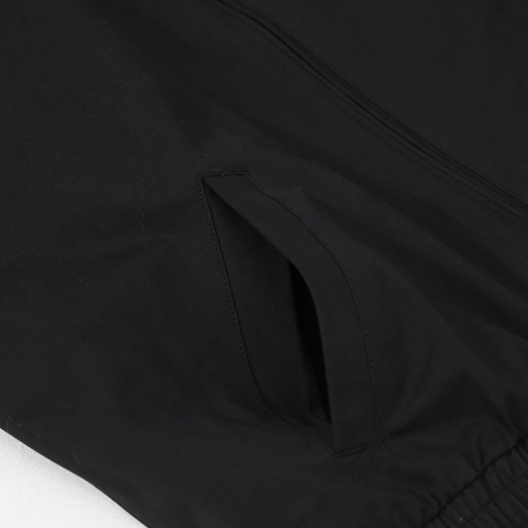 💰210 Ralph Lauren/拉夫劳伦 经典男女同款老干部拉链夹克外套RL12168
易梦玲同款 货号:RL12168 众多穿搭博主上身推荐, 哈林顿夹克的版型翻领拉链防风设计休闲风格和街头潮流元素完美融合,非常适合中性 穿搭。外套的面料质感十分出色,穿着舒适,是一款非常百搭的潮流外套。原版开发,百分百纯棉面料 精致刺绣 四季常青款放心入手 ,复古永不过时!
颜色:卡其色 黑色 藏青色 墨绿 棕色
货号: Q25R25
尺码: S-XL
S M L XL
衣长: 68 70 72 74
胸围:128 132 136 140
肩宽:52 53 54 55