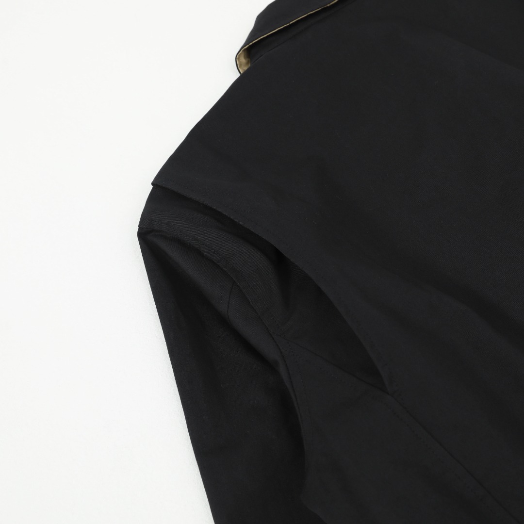 💰210 Ralph Lauren/拉夫劳伦 经典男女同款老干部拉链夹克外套RL12168
易梦玲同款 货号:RL12168 众多穿搭博主上身推荐, 哈林顿夹克的版型翻领拉链防风设计休闲风格和街头潮流元素完美融合,非常适合中性 穿搭。外套的面料质感十分出色,穿着舒适,是一款非常百搭的潮流外套。原版开发,百分百纯棉面料 精致刺绣 四季常青款放心入手 ,复古永不过时!
颜色:卡其色 黑色 藏青色 墨绿 棕色
货号: Q25R25
尺码: S-XL
S M L XL
衣长: 68 70 72 74
胸围:128 132 136 140
肩宽:52 53 54 55