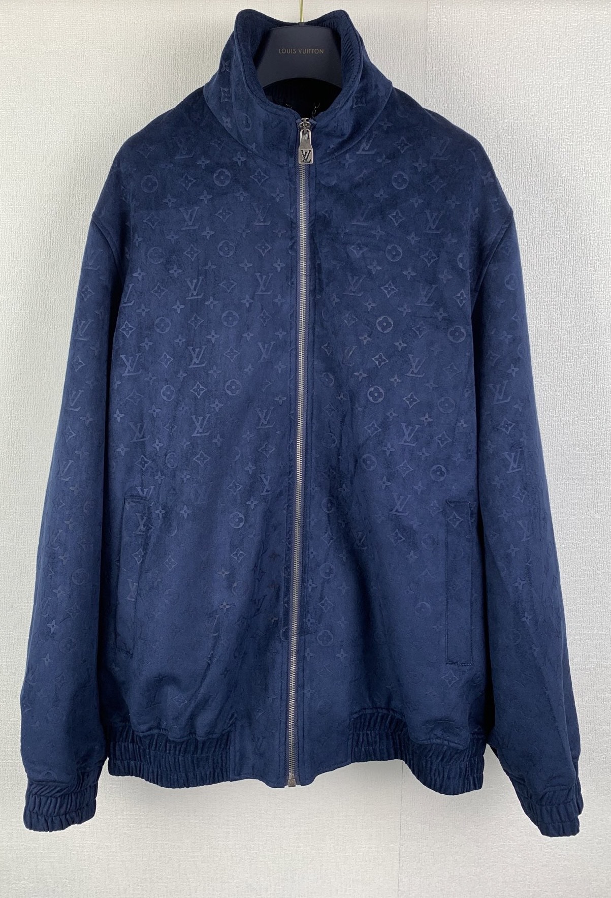 P330 Chaqueta LOUIS VUITTON con estampado completo de logotipo oscuro. Confeccionada en piel de gamuza genuina 100% imp…
