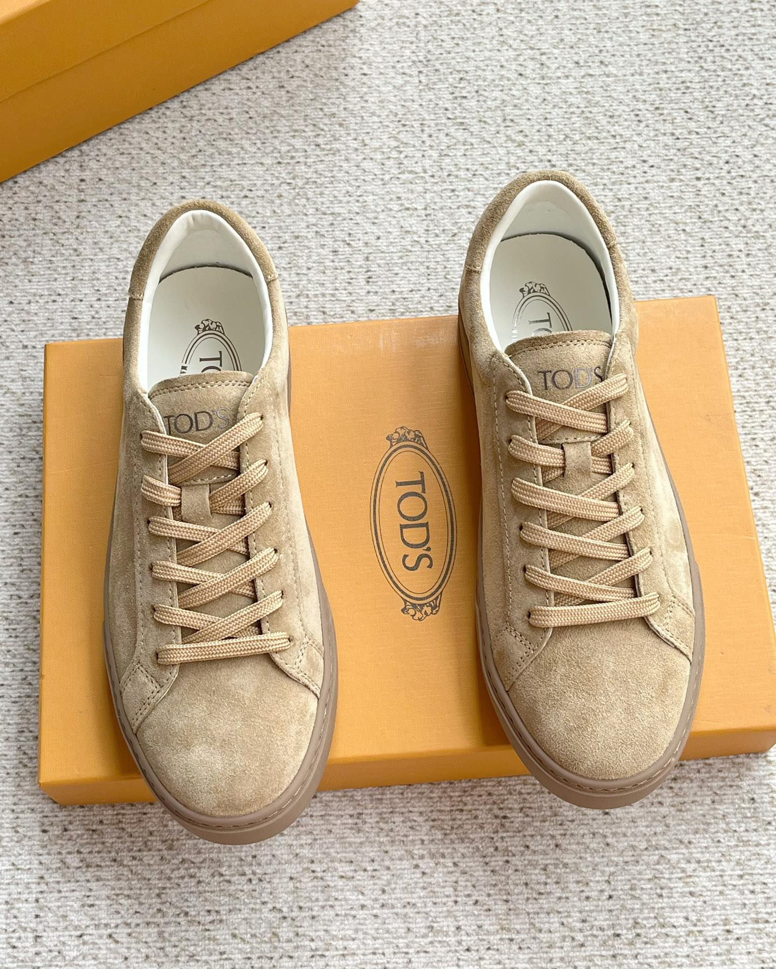 NO:274471,TODS new men's shoes shipped, counter synchronized, new lace-up casual style, soft and skin-fitting Italian calfskin fabric, calfskin fabric inside, shoes that can be worn barefoot, no feet scratching, no pressing feet, and a casual light luxury style, the brand's own anti-slip rubber sole with Doudou elements, car midsole method to increase the comfort of the shoes, the real line method of the perimeter car, the shoes have texture, style, comfort and cleanliness, all of which are very comprehensive!  If you have quality control, please feel free to start!  With original dust bag on sale Size 39/40/41/42/43/44 Standard leather shoe size, Tod's, cowhide19860909TODS 新款男鞋出货 专柜同步 新款系带休闲款,柔软贴肤意大利小牛皮面料,内里小牛皮面料,可以光脚穿的鞋履,不磨脚,不压脚,带有休闲的轻奢风格,品牌自带豆豆元素的防滑橡胶大底,车中底做法增加鞋子舒适度,周圈车真线做法,鞋子自带质感,版型,舒适度,清洁度,都是表现的非常全面！品质控的尽快放心入手哈 ！配原盒防尘袋发售 码数 39/40/41/42/43/44 标准皮鞋尺码,,Tod's,cowhide,Men's shoes