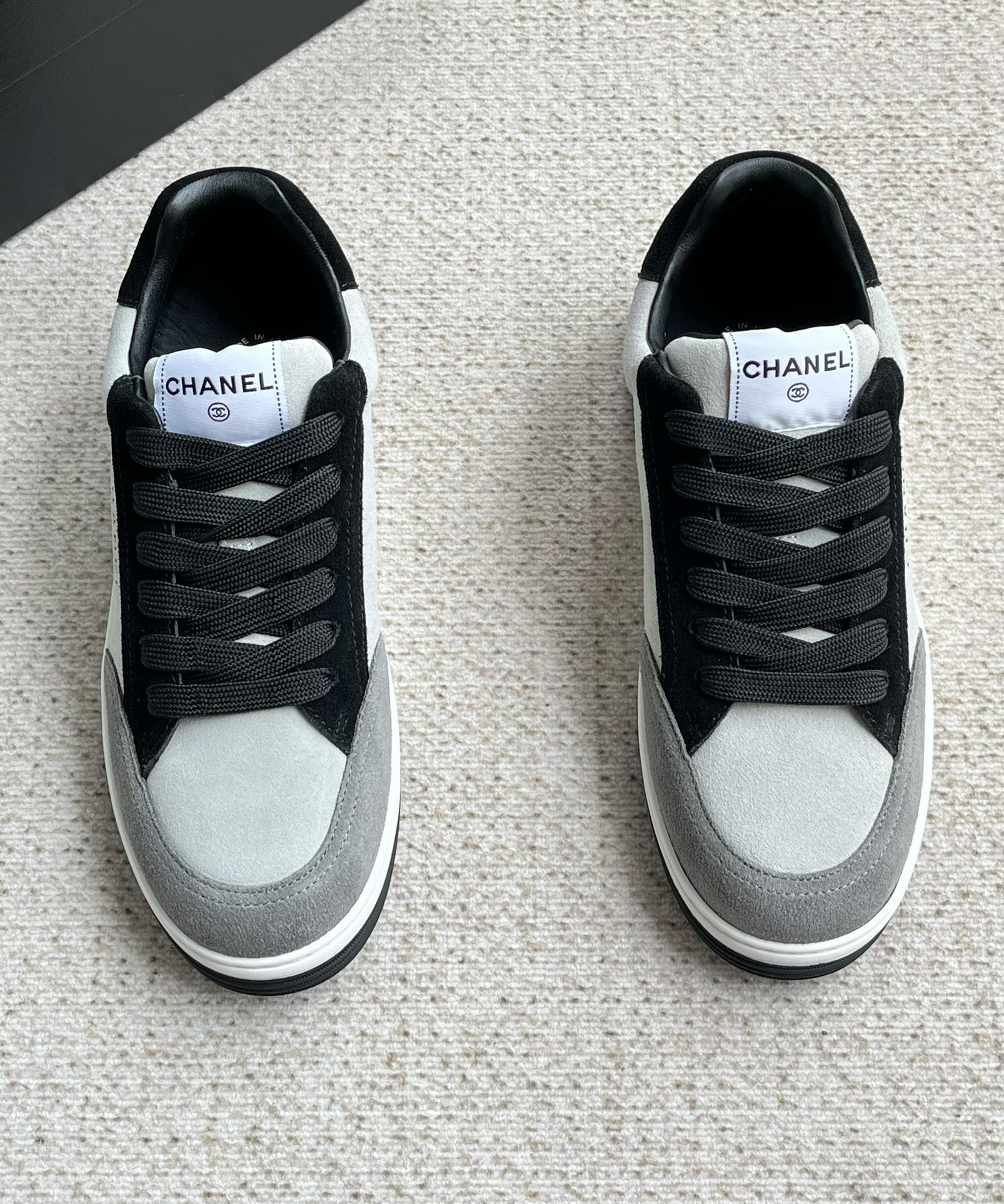 Zapatillas de deporte de cuero empalmadas para hombre CHANEL / Chanel nuevas a precio real. Una réplica perfecta, la ve…