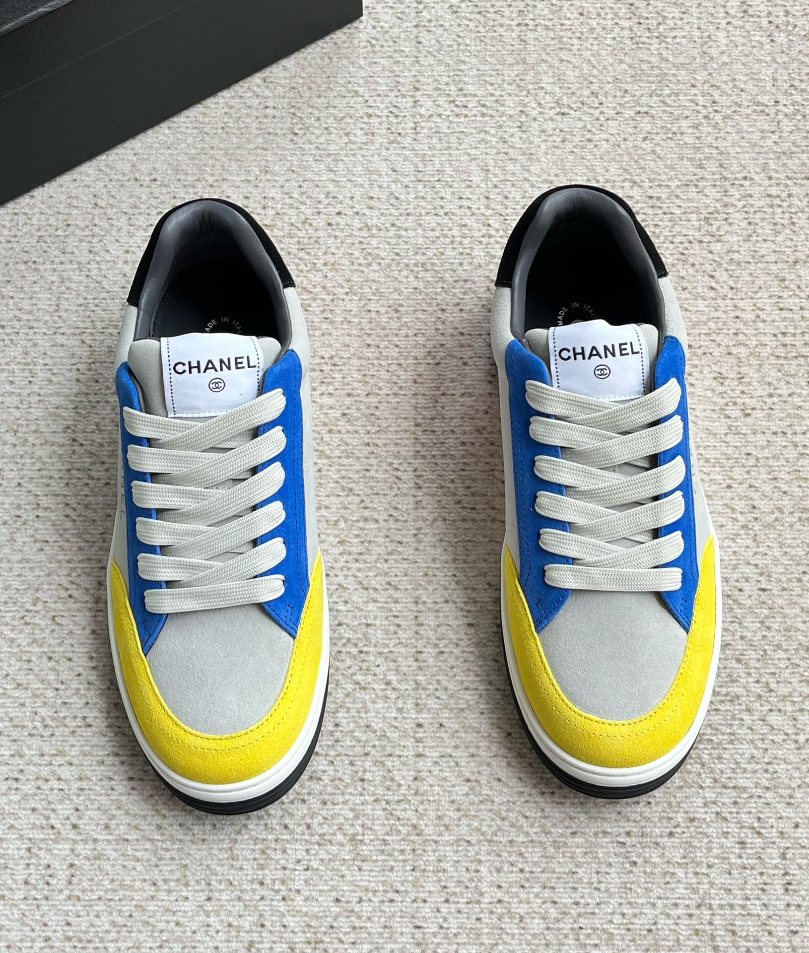 Zapatillas de deporte de cuero empalmadas para hombre CHANEL / Chanel nuevas a precio real. Una réplica perfecta, la ve…