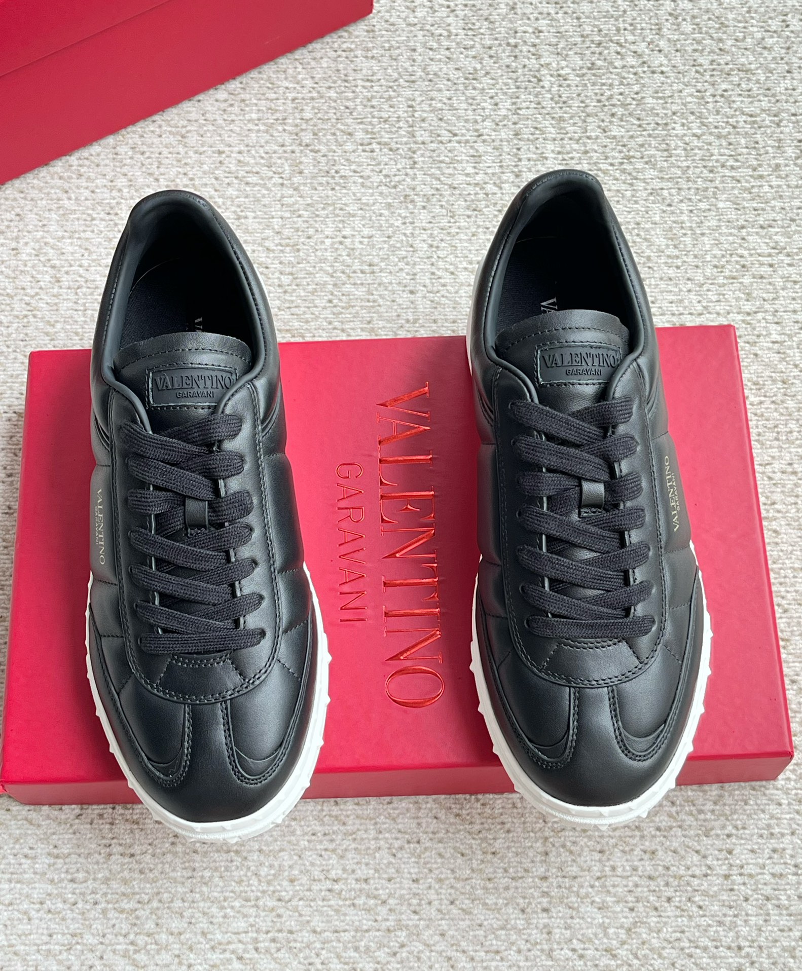 NO:275814,New VALENTINO men's casual sneakers shipped. Low-top sheepskin sneakers are made of environmentally friendly materials, classic and timeless and rich in style. The new Valentino men's casual style, the latest model is shipped, black/white, the latest official model, solid color and personalized model. The fabric is customized Italian sheepskin fabric, the toe pressed TPU film is rich in more intuitive visual impact, the shoe body is uniformly double-line, giving the shoes a more casual and sporty atmosphere. The shoe body and tongue pressed the gold brand LOGO logo, which is also the brand's color system, the heel trim is made of oil edge, full of high-end positioning, last method, lighter, special mold for insoles Osole Technology elastic cotton, breathable and comfortable, shipped in the original packaging!  Size 39/40/41/42/43/44 Standard leather shoes size, valentino, valentino, sneakers, sheepskin19860909新款VALENTINO华伦天奴男式休闲运动鞋出货 低帮羊皮运动鞋,采用环保材质,经典永恒而富有都是风格 全新华伦天奴男士休闲款,最新款出货,黑色/白色,官方最新款,纯色个性款,面料采用定制意大利羊皮面料,鞋头压制TPU胶片富有更直观的视觉冲击,鞋身统一走双线做法,给鞋子带有更休闲运动的气息,鞋身,鞋舌压制金色品牌LOGO标示,也是该品牌的色系,后跟饰片油边做法,十足高端定位,套楦做法,更轻便,鞋垫专用模具欧索莱科技弹力棉,透气舒适,原包装出货！ 码数39/40/41/42/43/44标准皮鞋尺码,,valentino,valentino,sneakers,sheepskin,Men's shoes