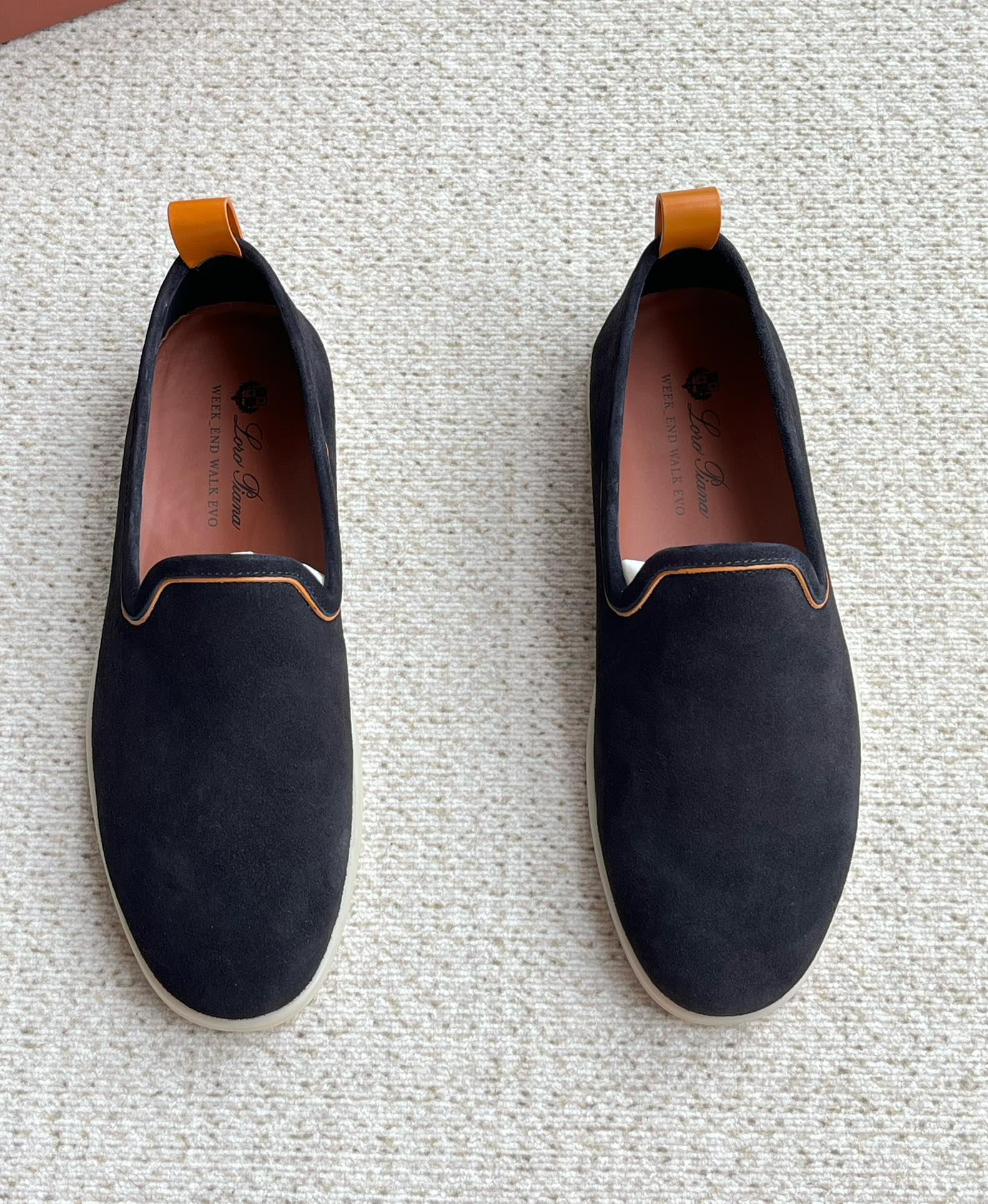 NO:273053,New LoroPianLP Beckham's same Mocasin men's shoes, limited edition for the window for summer!  The traditional flat shoes are infused with this LoroPian moccasin shoe, integrating the structure created by precision craftsmanship with the practical wear of the iconic shoe. The lightweight and flexible, with just the right hardness and thickness, plus the foldable primary heel and slightly extended toe, show the logo style of the SummerWalk shoe. The fabric insole is unlined, and the anti-stained white non-slip flat sole is decorated with brand LP first letter suede patch and cowhide leather sole rubber!  The feet are light and soft and comfortable!  Size 39/40/41/42/43/44 Standard leather shoe size original box packaging with dust bag!  loro piana loro piana flats cowhide19860909新款LoroPianLP贝克汉姆同款莫卡辛男鞋,橱窗夏季限量款！传统平底鞋的造型注入这款LoroPian莫卡辛鞋,将精密匠艺打造的结构与标志性鞋款的实穿功能性融为一体.轻巧灵活、硬度与厚度恰到好处的精选柔软绒面革鞋身,加上可翻折原色鞋跟以及略微加长的鞋头,展现出SummerWalk鞋款的标志风格.织物鞋垫无衬里设计,经过防污处理白色防滑平鞋底,饰有品牌LP首字母主体绒面革贴饰牛皮革鞋底橡胶！上脚轻便柔软舒服！尺码39/40/41/42/43/44标准皮鞋码原盒包装配防尘袋！,,loro piana,loro piana,flats,cowhide,Men's shoes