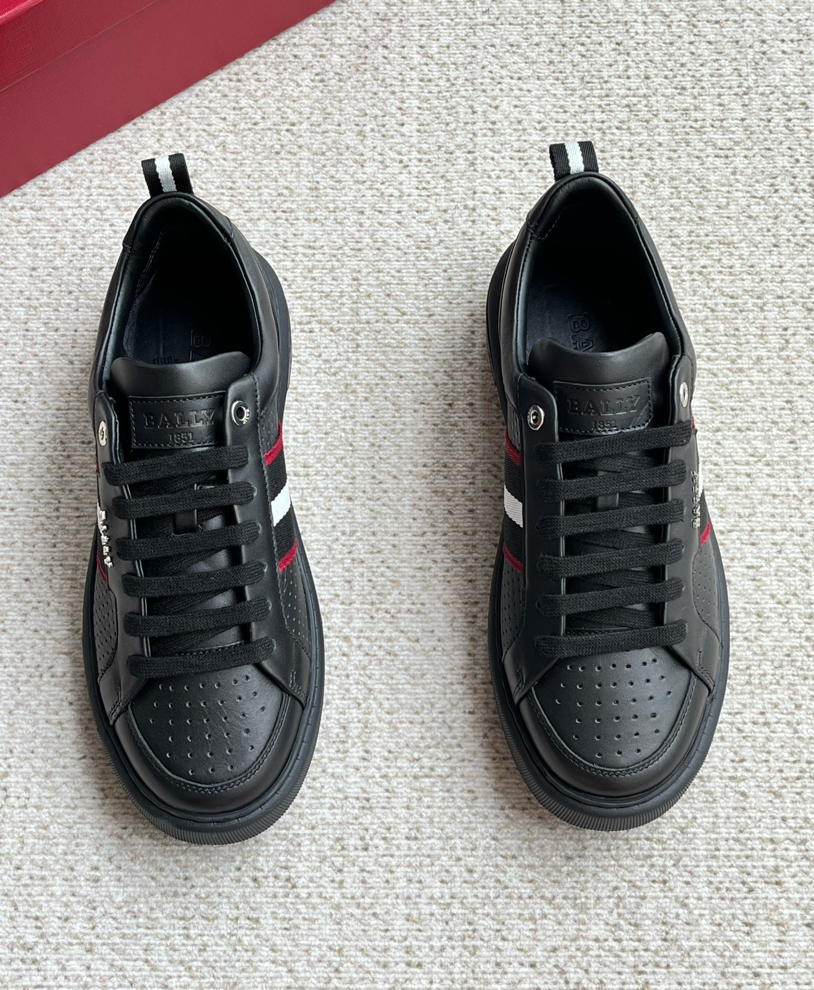 NO:271554,BALLY Barry New Men's Classic Casual Sports Shoes and Shoes, Top-notch Products in Dongguan!  This sneaker is made of multi-material splicing, with a calf punching design and fabric splicing upper, equipped with classic sneakers rubber soles, showing a casual and sporty style. The fabric on the side of the shoe is decorated with BL embroidered logo details, the tongue and heel are decorated with letter logos, and the fabric is equipped with cowhide feet in the inner layer, showing the brand style, original box packaging, supporting comparison!  Size 39/40/41/42/43/44 Standard leather shoe size, ballly, sneakers, cowhide19860909BALLY巴利 新款男士经典休闲运动鞋板鞋 莞产顶级猛货！这款运动鞋采用多材质拼接,小牛冲孔设计 织物拼接鞋面,配有经典运动鞋橡胶鞋底,尽显休闲运动风范.鞋侧织物饰有BL刺绣标识细节 ,鞋舌与鞋跟饰有字母logo,配织物内里牛皮垫脚,尽显品牌格调,原盒包装,支持对比！ 尺码39/40/41/42/43/44标准皮鞋码,,bally,sneakers,cowhide,Men's shoes