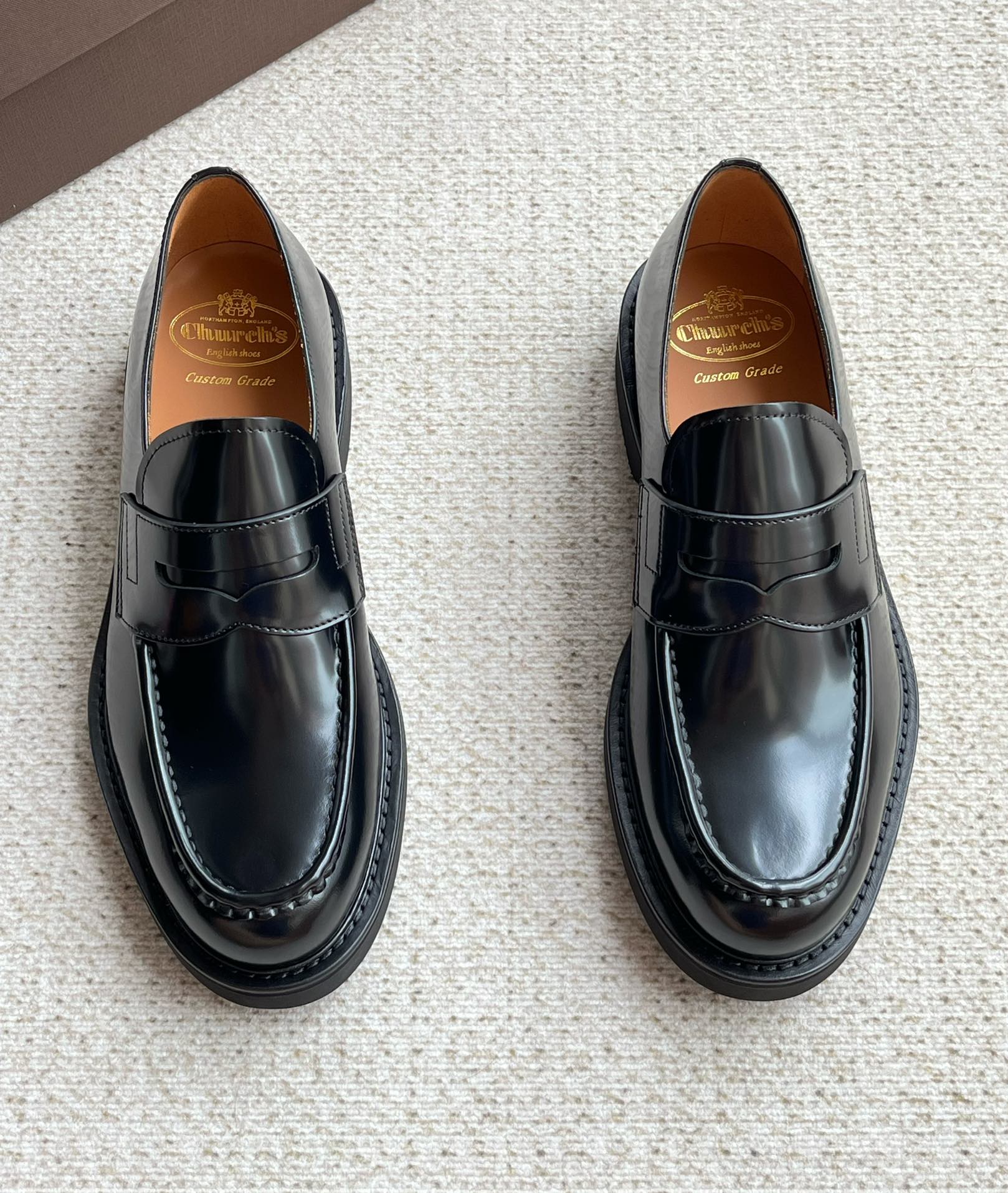 NO:352074,New style!  Churchs men's business footwear loafers!  Handmade mark stitching, Italian leather edge strips are paired with a contrasting rustic outsole and a modern round toe. Avant-garde and bold way to interpret exquisite men's clothing, adding a fashionable style to the elegant wardrobe. Italian imported beaded cowhide leather noodles, natural and bright, long-lasting wear!  The inner part is made of benzene dyed calfskin to absorb sweat and not smelly feet, with a height of 4.5cm. It is comfortable and ingenious to wear and looks very ingenious!  Wear-wearing leather insole, lightweight rubber foamed outsole, very lightweight!  Loafers can be switched back and forth between casual and formal wear!  Size 39/40/41/42/43/44 Standard leather shoes size!  The original box is equipped with dust bags and shoehorns!  ,loafers,cowhide19860909新款！Churchs男士商务套脚乐福鞋！手工马克缝线工艺,意大利真皮沿条配以对比鲜明的质朴外底与富有现代气息的圆形鞋头.以前卫大胆的方式演绎精致男装,为优雅衣橱增添时尚风范.意大利进口开边珠牛皮皮面,自然光亮久穿如新！内里采用苯染小牛皮吸汗不臭脚,4.5cm跟高.穿着舒适不凡,显得匠心十足！套戴式皮质鞋垫,轻质橡胶发泡大底,非常轻便！乐福鞋鉴于在休闲与正装之间可以来回切换百搭单品！尺码39/40/41/42/43/44标准皮鞋码数！原盒包装附防尘袋配鞋拔子！,,loafers,cowhide,Men's shoes