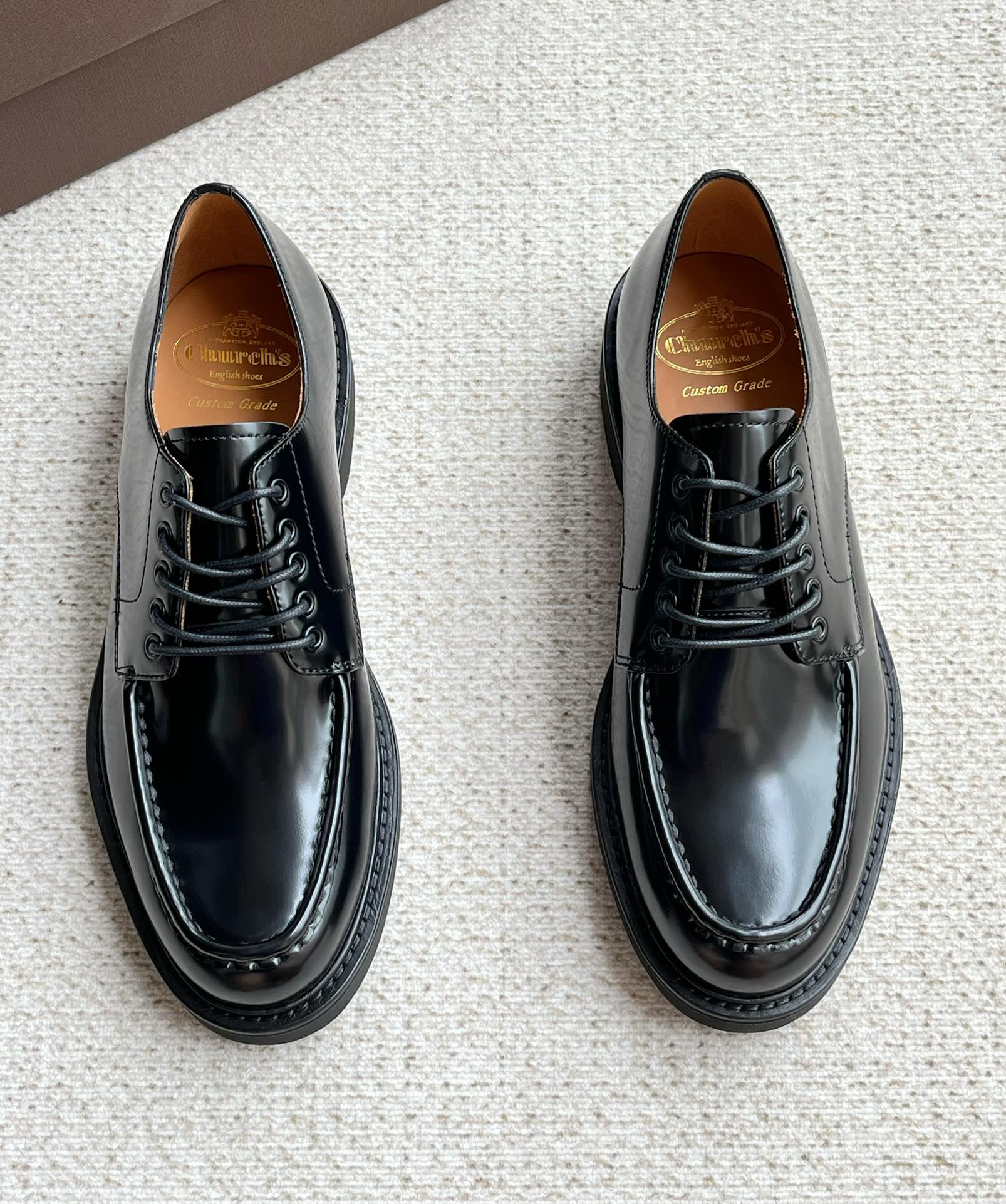 NO:352103,New style!  Churchs Men's Lace-up Lymington Handmade Derby Shoes!  The unique charm attracts everyone who pursues a quality life!  The leather edge is paired with a contrasting rustic outsole and a modern round toe with a modern atmosphere. The leather is imported from Italy with beaded cowhide leather. The inner part is made of beaded calfskin and sweat-absorbing and not smelly feet. Handmade mark stitching, 5-hole shoe eye lace-up design, 4.5cm heel height. It is comfortable to wear and looks ingenious. It is wearing leather insoles, lightweight rubber foam sole, and lightweight!  Size 39/40/41/42/43/44 standard leather shoes size original box packaging with dust bag, cowhide19860909新款！Churchs男士系带Lymington手工德比鞋！独特的魅力吸引着每一位追求品质生活的人！真皮沿条配以对比鲜明的质朴外底与富有现代气息的圆形鞋头意大利进口开边珠牛皮皮面,内里采用苯染小牛皮吸汗不臭脚,手工马克缝线工艺,5孔鞋眼系带设计,4.5cm跟高.穿着舒适不凡,显得匠心十足套戴式皮质鞋垫,轻质橡胶发泡大底,上脚轻便！尺码39/40/41/42/43/44标准皮鞋码数原盒包装附防尘袋,,cowhide,Men's shoes