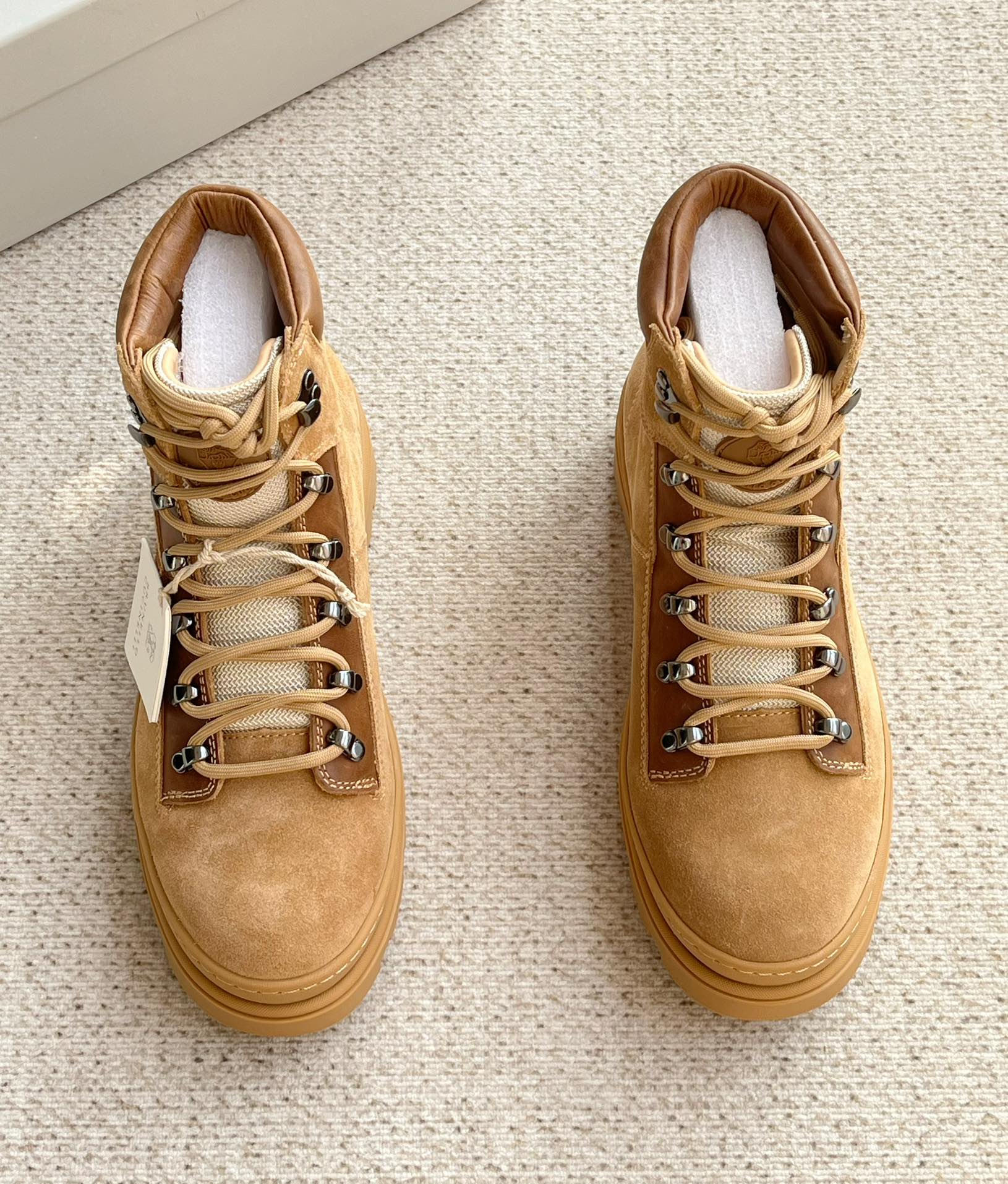 NO:604469,The new Brunello Cucinelli original top-notch latest autumn and winter men's latest leather hiking nude boots. The upper is made of imported high-mercerized grade A cow suede and full-grain first-layer pebbled cowhide!  The lining and insole are made of special first-layer water-dyed calfskin, which absorbs sweat and is breathable without stuffing your feet!  The brand-specific all-in-one suction-molded foot bed is comfortable for your feet and will not make you tired when walking!  The outsole is an original replica of the brand logo's special rubber private mold, which is made of a three-way mold, which is non-slip and wear-resistant!  Original box with shoe storage bag!  Size 39-40-41-42-43-44 (45 customized) standard leather shoe size, brunello cucinelli, boots, cowhide19860909新款BrunelloCucinelli 布鲁内洛.库奇内利 原单顶级最新秋冬男士最新款皮质登山裸靴.鞋面采用进口高丝光A级牛反绒和全粒面头层荔枝纹牛皮！内里和鞋垫均采用头层专用水染小牛皮,吸汗透气不闷脚！品牌专用活动一体吸模脚床,上脚舒适,走路不累！外底是品牌logo专用橡胶私模原版复刻三开模具大底,防滑耐磨！原包装盒配鞋履收纳袋！ 尺码39-40-41-42-43-44（45订做）标准皮鞋尺码,,brunello cucinelli,boots,cowhide,Men's shoes