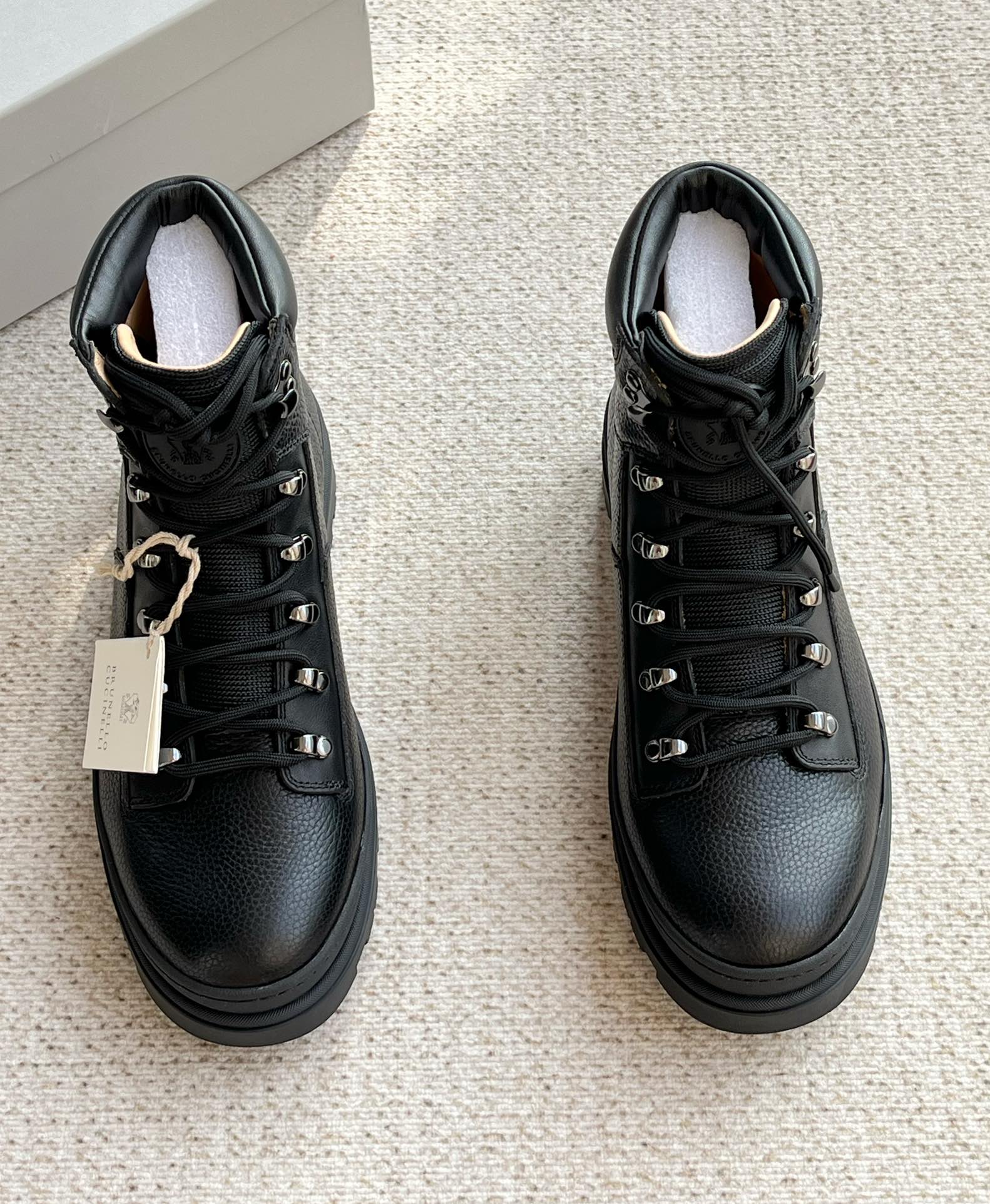 NO:604475,The new Brunello Cucinelli original top-notch latest autumn and winter men's latest leather hiking nude boots. The upper is made of imported high-mercerized grade A cow suede and full-grain first-layer pebbled cowhide!  The lining and insole are made of special first-layer water-dyed calfskin, which absorbs sweat and is breathable without stuffing your feet!  The brand-specific all-in-one suction-molded foot bed is comfortable for your feet and will not make you tired when walking!  The outsole is an original replica of the brand logo's special rubber private mold, which is made of a three-way mold, which is non-slip and wear-resistant!  Original box with shoe storage bag!  Size 39-40-41-42-43-44 (45 customized) standard leather shoe size, brunello cucinelli, boots, cowhide19860909新款BrunelloCucinelli 布鲁内洛.库奇内利 原单顶级最新秋冬男士最新款皮质登山裸靴.鞋面采用进口高丝光A级牛反绒和全粒面头层荔枝纹牛皮！内里和鞋垫均采用头层专用水染小牛皮,吸汗透气不闷脚！品牌专用活动一体吸模脚床,上脚舒适,走路不累！外底是品牌logo专用橡胶私模原版复刻三开模具大底,防滑耐磨！原包装盒配鞋履收纳袋！ 尺码39-40-41-42-43-44（45订做）标准皮鞋尺码,,brunello cucinelli,boots,cowhide,Men's shoes