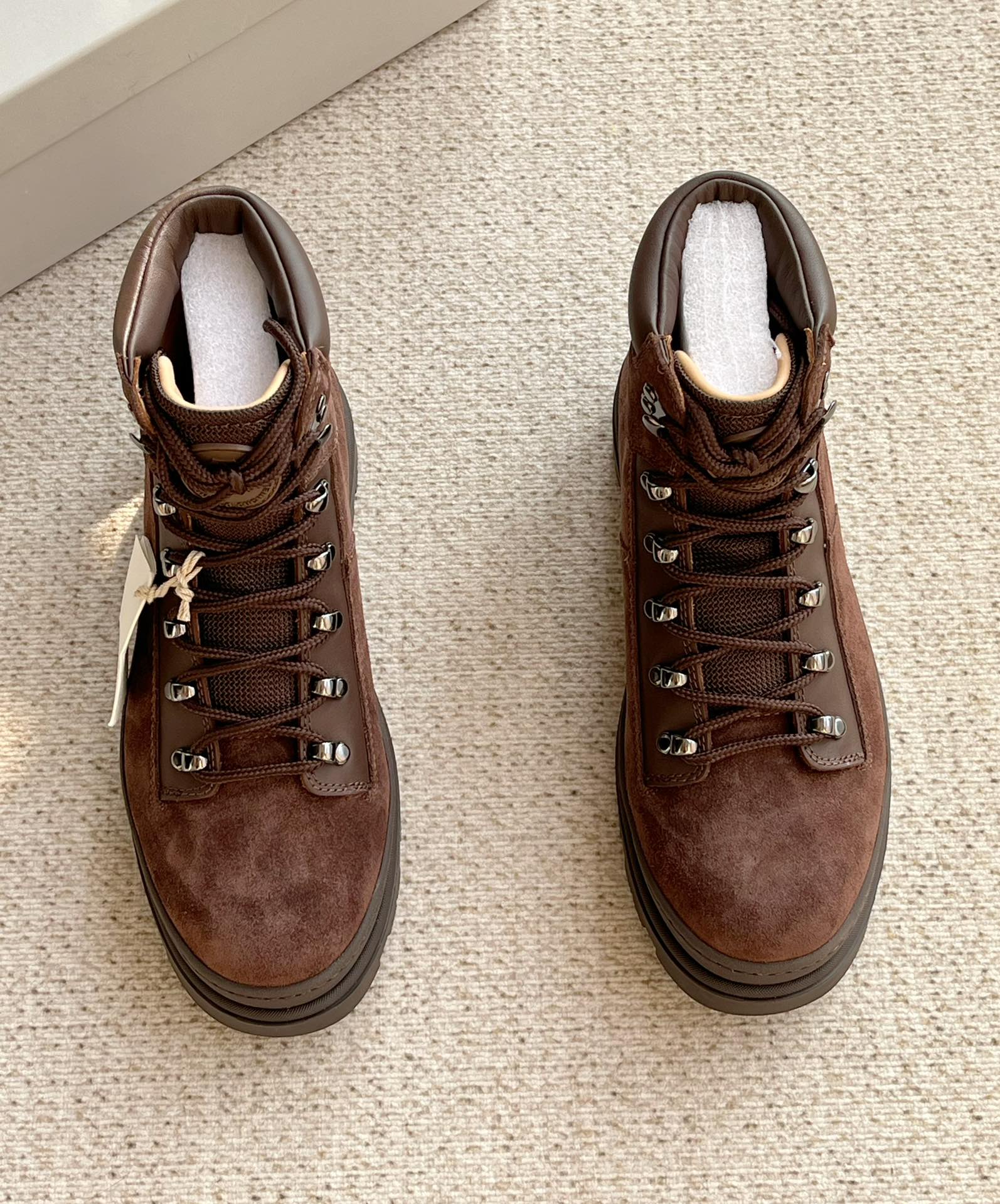 NO:604479,The new Brunello Cucinelli original top-notch latest autumn and winter men's latest leather hiking nude boots. The upper is made of imported high-mercerized grade A cow suede and full-grain first-layer pebbled cowhide!  The lining and insole are made of special first-layer water-dyed calfskin, which absorbs sweat and is breathable without stuffing your feet!  The brand-specific all-in-one suction-molded foot bed is comfortable for your feet and will not make you tired when walking!  The outsole is an original replica of the brand logo's special rubber private mold, which is made of a three-way mold, which is non-slip and wear-resistant!  Original box with shoe storage bag!  Size 39-40-41-42-43-44 (45 customized) standard leather shoe size, brunello cucinelli, boots, cowhide19860909新款BrunelloCucinelli 布鲁内洛.库奇内利 原单顶级最新秋冬男士最新款皮质登山裸靴.鞋面采用进口高丝光A级牛反绒和全粒面头层荔枝纹牛皮！内里和鞋垫均采用头层专用水染小牛皮,吸汗透气不闷脚！品牌专用活动一体吸模脚床,上脚舒适,走路不累！外底是品牌logo专用橡胶私模原版复刻三开模具大底,防滑耐磨！原包装盒配鞋履收纳袋！ 尺码39-40-41-42-43-44（45订做）标准皮鞋尺码,,brunello cucinelli,boots,cowhide,Men's shoes