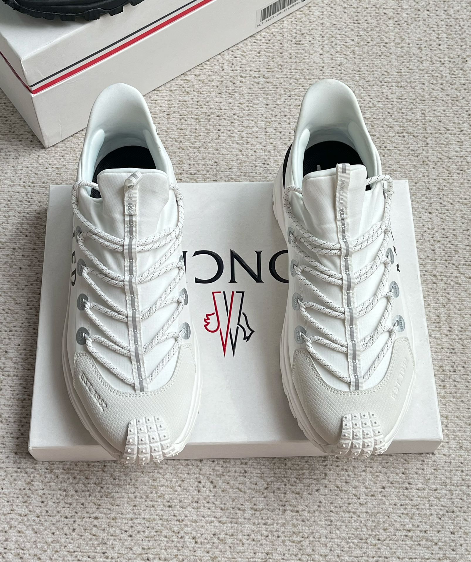 NO:272382,New Moncler cover-up Trailgrip Lite2 couple style spliced ​​lightweight sneakers!  Trailgrip Lite 2 sneakers are designed to accompany you for outdoor activities in warm weather. The lightweight version of the iconic sneakers. The elastic tear-resistant upper lace-up design TPU tail wing EVA midsole carbon fiber sole enhances flexibility, 4cm height Vibram MEGAGRIP rubber composite sole enhances the grip of the shoes. The OrthoLite insole is easy to clean, while enhancing the ventilation of the shoes and providing comfortable cushioning. The upper splicing design is decorated with pull tabs, the 