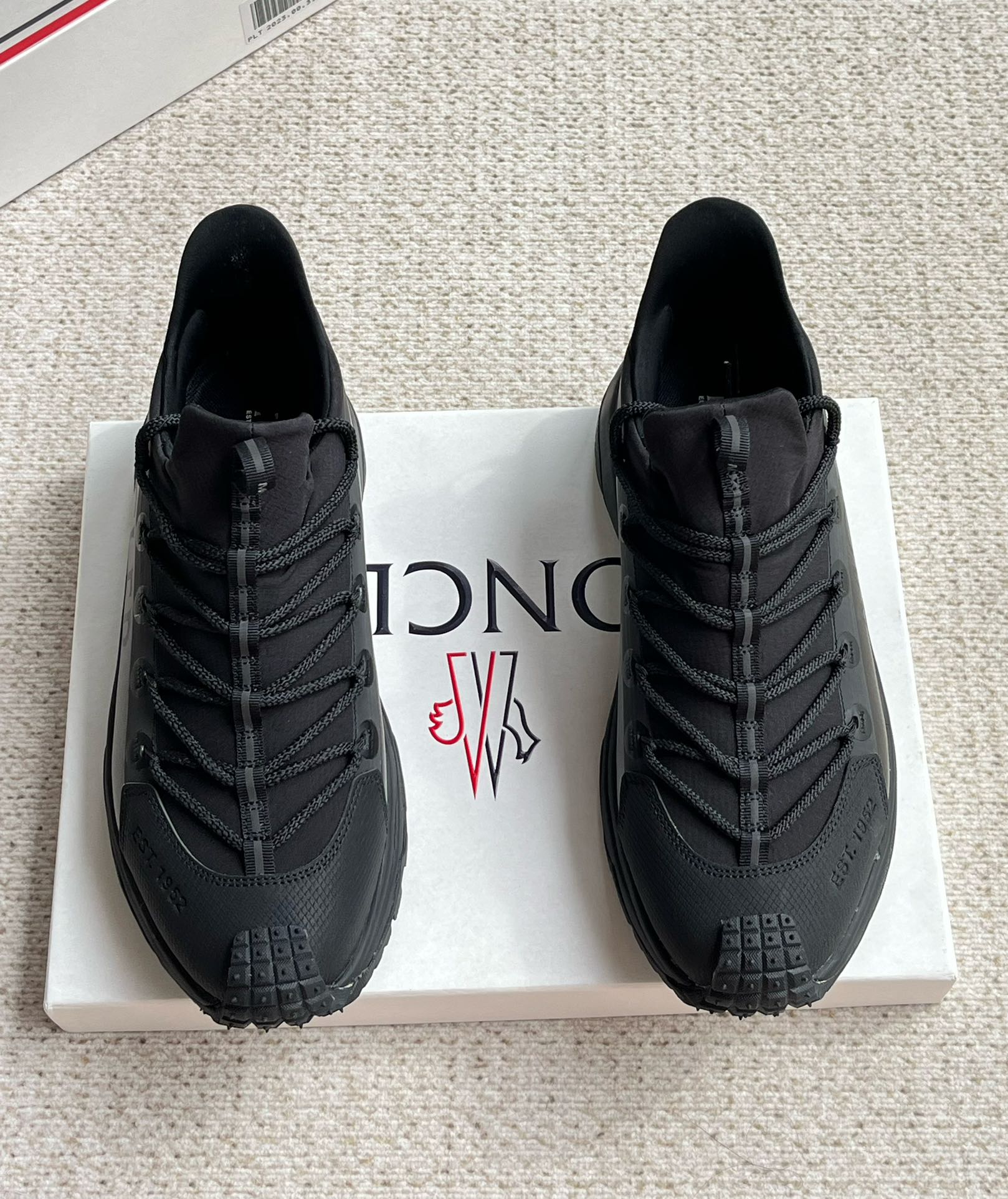 NO:272379,New Moncler cover-up Trailgrip Lite2 couple style spliced ​​lightweight sneakers!  Trailgrip Lite 2 sneakers are designed to accompany you for outdoor activities in warm weather. The lightweight version of the iconic sneakers. The elastic tear-resistant upper lace-up design TPU tail wing EVA midsole carbon fiber sole enhances flexibility, 4cm height Vibram MEGAGRIP rubber composite sole enhances the grip of the shoes. The OrthoLite insole is easy to clean, while enhancing the ventilation of the shoes and providing comfortable cushioning. The upper splicing design is decorated with pull tabs, the 