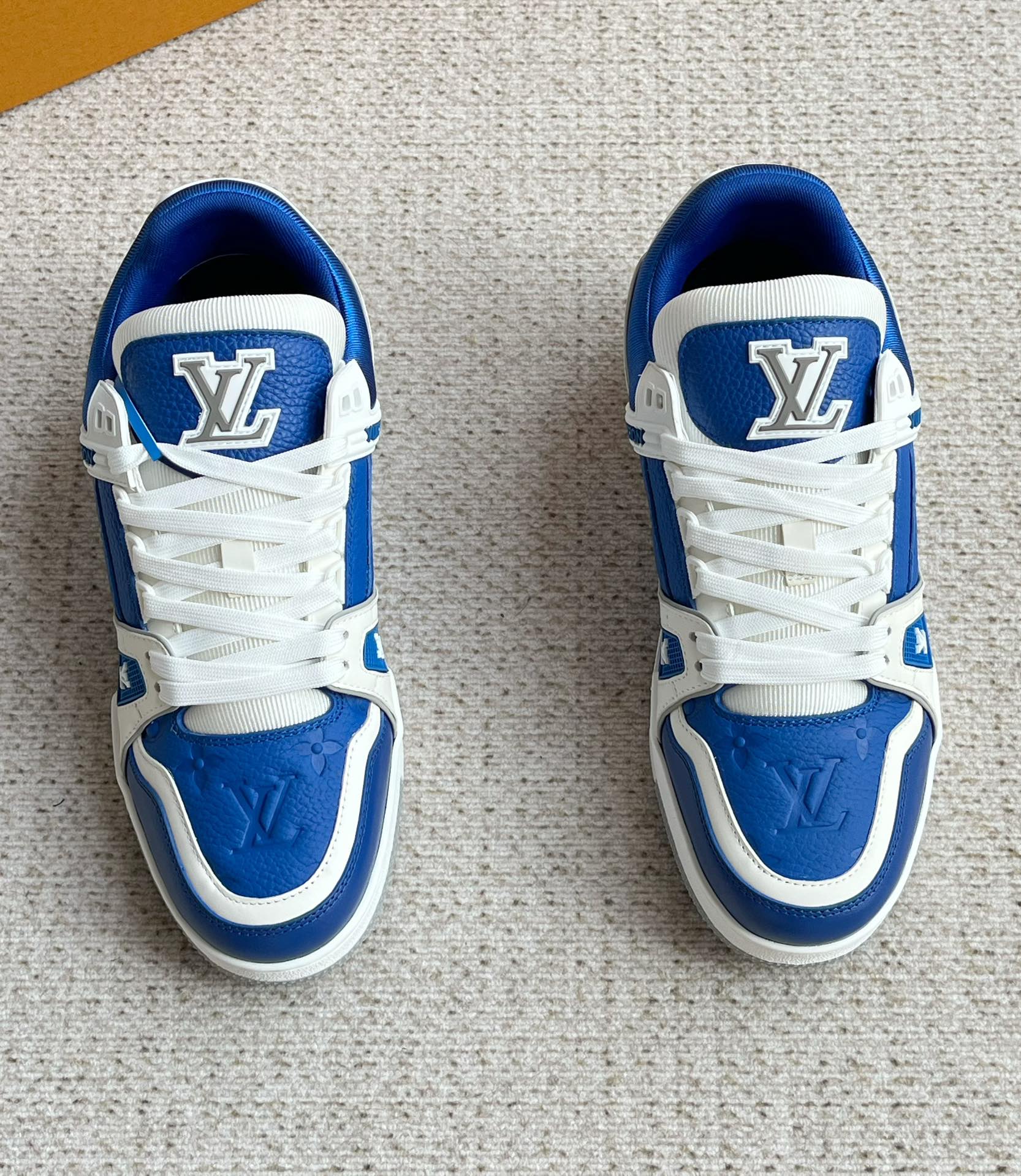 NO:271577,The latest trendy and fashionable casual shoes for Lv are released simultaneously on the official website of the official LV Trainer sneakers use grained cowhide to interpret the inspiration of retro basketball shoes, and then express the identity of the LV Colormania series with bright colors. The upper LV letters and outsoles, Monogram flowers and other rubber logos improve the overall shape. Grain cowhide laces, rubber logos, rubber outsoles, Monogram flowers and other rubber logos are made in Italy!  Fit with original packaging box!  Size: 39 40 41 42 43 44 standard leather shoe size, louis vuitton, sneakers, cowhide19860909Lv新款男士最新潮流时尚休闲鞋官网同步发售本款 LV Trainer运动鞋选用粒面牛皮革演绎复古篮球鞋的灵感启发,再以明丽色调道出LV Colormania系列身份.鞋面 LV字母和外底 Monogram 花卉等橡胶标识完善整体.粒面牛皮革鞋带 橡胶标识橡胶外底点缀 Monogram 花卉意大利制造！配原包装盒！ 码数:39 40 41 42 43 44标准皮鞋尺码,,louis vuitton,sneakers,cowhide,Men's shoes