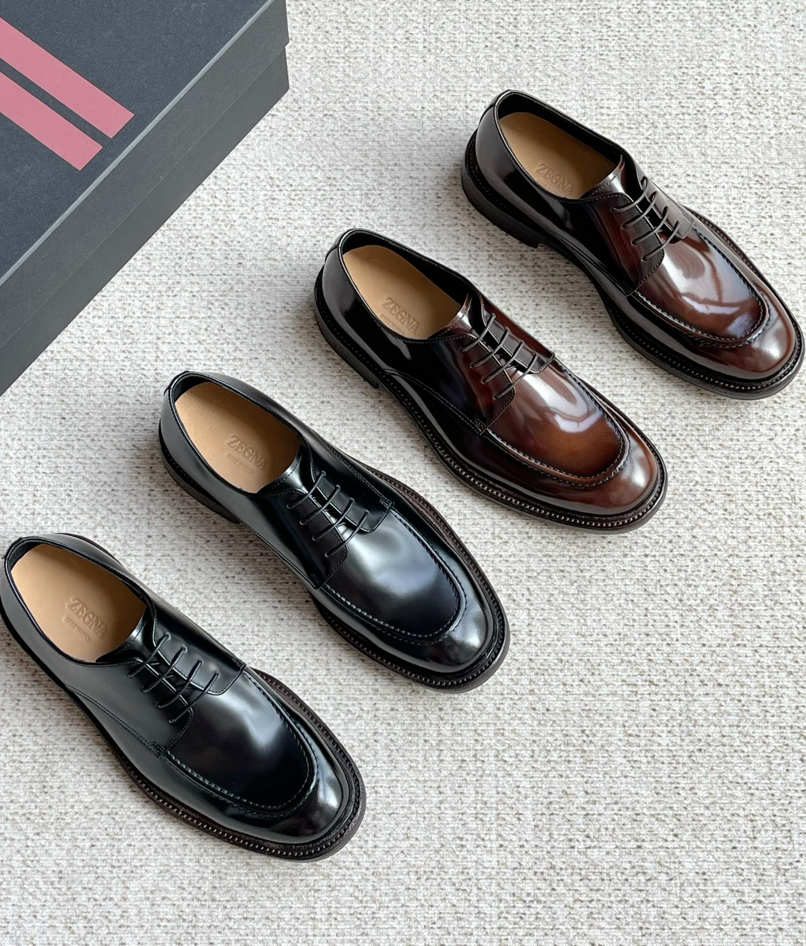 NO:358672,New Ermenegildo Zegna Men's Derby Shoes, Private Customized Counter Series, Versatile and Classic Model, Handmade leather sole from imported cowhide from Italy, the washing process is made from many processes, and the washing effect makes the whole pair of shoes more perfect. The shoes are imported beaded cowhide, and the inner foot pads are all cowhide can intuitively feel the flexibility and luster of the leather. Washed leather upsole leather is long-lasting and durable, and it will be very comfortable to wear. It looks very good with jeans and casual pants, British style!  Size 39 40 41 42 43 44 Standard leather shoe size, zegna, jeans, cowhide, Leather soles19860909新款Ermenegildo Zegna 杰尼亚男士德比鞋 专柜私人定制系列 百搭经典款 采用意大利进口牛皮手工制作真皮大底,洗水流程是非常多道工艺制作而成的,水洗效果让整双鞋的柔软舒适度更完美化. 鞋子采用进口开边珠牛皮,内里垫脚全牛皮可以很直观的感受到皮料的柔韧性以及光泽,水洗真皮大底真皮沿条,经久耐穿,上脚会非常的舒服,搭配牛仔裤、休闲裤都非常好看,英伦范！ 码数39 40 41 42 43 44 标准皮鞋尺码,,zegna,jeans,cowhide,Leather soles,Men's shoes