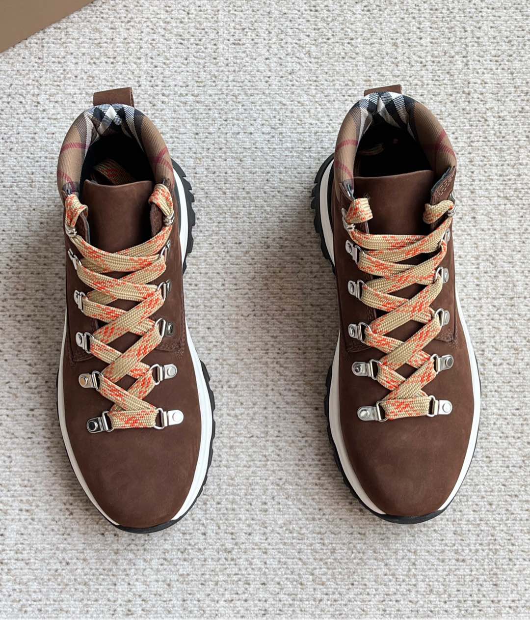 NO:589165,The new Burberry men's hiking boot-inspired shoes are available simultaneously on the official website. They are equipped with handle tabs and a padded collar embellished with worsted Burberry check. It is crafted in an Italian workshop with wide check laces and a thick rubber sole embellished with the EKD logo. It has a lace-up design and a round toe, and the fabric is imported frosted cowhide and is lined with sheepskin!  Rubber foam outsole, lightweight and convenient - The sole is decorated with the EKD logo - The EKD plaque is embellished on the side - Comes with dust bag!  Code number 39 40 41 42 43 44 positive code,,burberry,burberry,boots,cowhide,sheepskin19860909新款Burberry 巴宝莉男士登山靴灵感鞋,官网同步发售,设有提鞋饰袢,加垫鞋领缀以精纺 Burberry 格纹.于意大利工坊精制而成,搭配宽版格纹鞋带,橡胶厚底点缀马术骑士徽标(EKD). 一系带设计一 圆形鞋头,面料进口磨砂牛皮内里垫脚羊皮！橡胶发泡大底,轻质便捷 一 鞋底饰有马术骑士徽标(EKD) 一 侧面点缀马术骑士徽标(EKD)饰牌一 随附防尘袋！ 码数39 40 41 42 43 44 正码,,burberry,burberry,boots,cowhide,sheepskin,Men's shoes