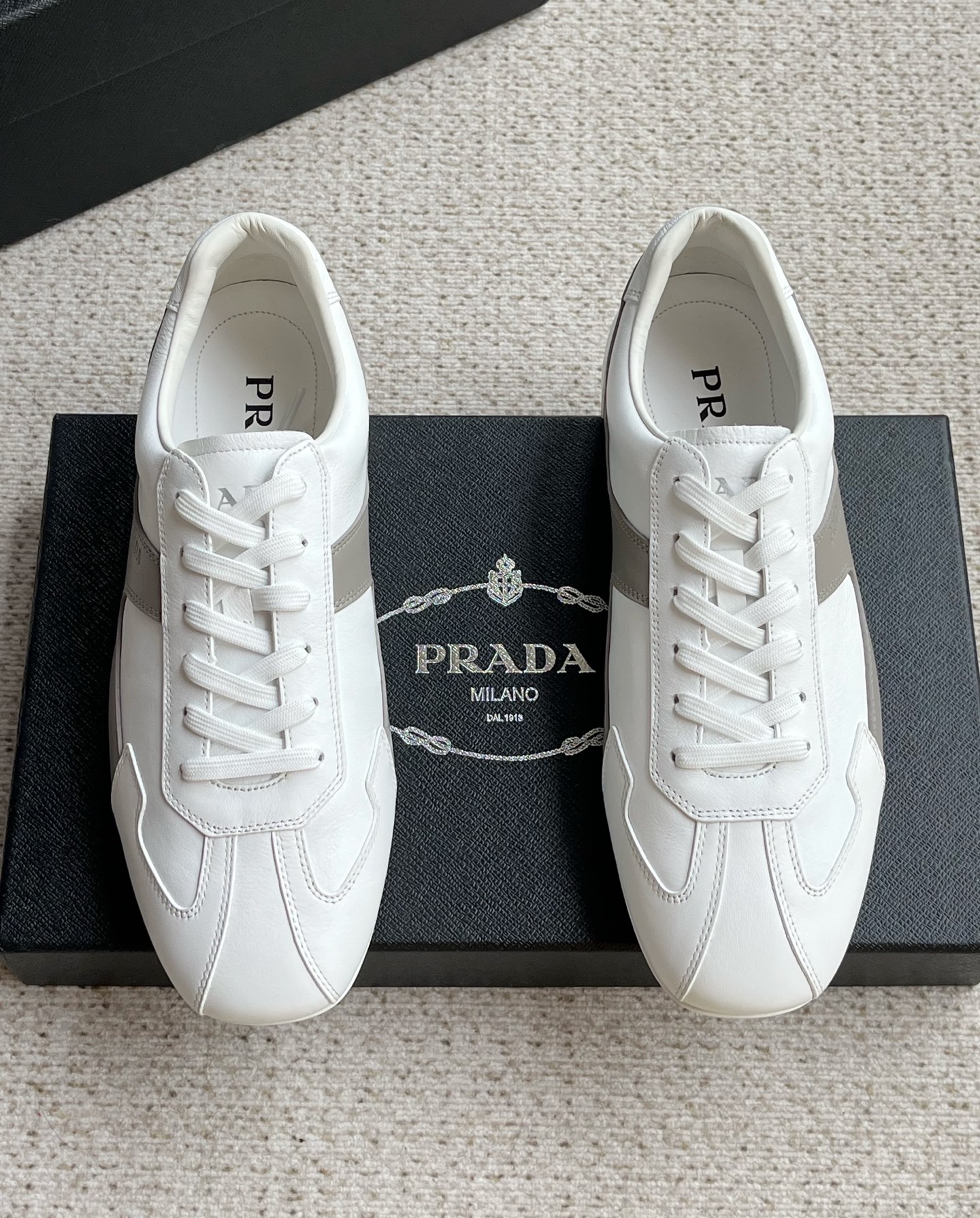 NO:271917,New Prada Prada 25ss Spring and Summer Wind series casual sports men's shoes!  This six-hole lace-up is a comfortable and refreshing style. It is a mix of two colors of Italian top-layer loofah calfskin, simple and generous, fashionable temperament. The whole pair of shoes has smooth lines and is sequential. The inner cowhide, genuine leather and mold foot bed is specially applied to the amplitude of the feet, especially comfortable and enjoyable. The classic grained sole is anti-slip and wear-resistant. In short, it is super light and super foot protection when walking. You deserve it. With the original packaging box, color brown, blue, black, white, size: 39/40/41/42/43/44 Standard leather shoe size,, prada, prada, cowhide19860909新款Prada普拉达25ss春夏款Wind系列休闲运动男鞋！ 这款六孔系带,主打一个舒适清爽,臻选意大利头层丝瓜小牛皮两色混搭,简单大方、时尚气质,整双鞋子线条顺滑,零零有致,内里牛皮,真皮和mold脚床,特别贴和脚的幅度,特别舒服和享受,经典的颗粒大底,防滑还耐磨,总之走起来超轻超护脚,您值得拥有.配原版包装盒 颜色咖色 蓝色 黑色 白色 码数:39/40/41/42/43/44 标准皮鞋尺码,,prada,prada,cowhide,Men's shoes