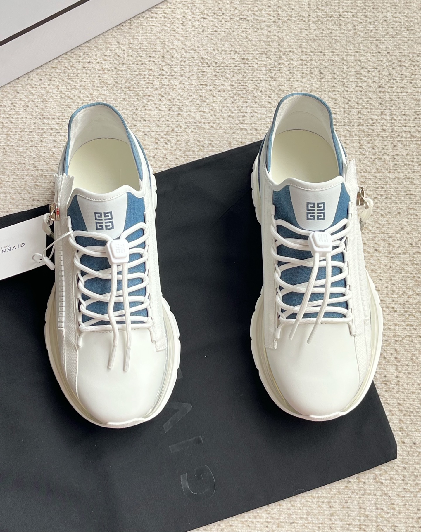 NO:273800,Givenchy's new spring and summer Spectre lace-up low-top casual sports air cushion men's shoes are released simultaneously on the official website. This selected imported head layer cowhide is paired with 4G logo zipper on the side, decorated with a webbing tie with fabric and metal zipper toe, tech shoelace   matched with 4G logo drawstring, the tongue is decorated with 4G exclusive printing, the side sole is decorated with G-brand logo, the insole is imprinted with GIVENCHY 4G logo, the lightweight technology air cushion retro effect sole, the whole pair of shoes is clean and profitable, and the footwork is very good!  With original packaging box!  Size: 39/40/41/42/43/44 Standard leather shoe size, given, given,cowhide19860909Givenchy纪梵希春夏新款Spectre系带低帮 休闲运动气垫男鞋 官网同步发售 这款精选头层进口头层牛皮 侧面搭配4G Logo拉链,饰以同系配色织带饰带,配有织物和金属拉链头,科技鞋带 搭配4G Logo抽绳,鞋舌饰以4G专属印花,侧面鞋底饰以G品牌Logo,内底压印GIVENCHY 4G Logo,轻盈科技气垫复古效果鞋底,整双鞋子干净利显档次,上脚效果非常好！配原版包装盒！ 码数:39/40/41/42/43/44 标准皮鞋尺码,,givenchy,givenchy,cowhide,Men's shoes