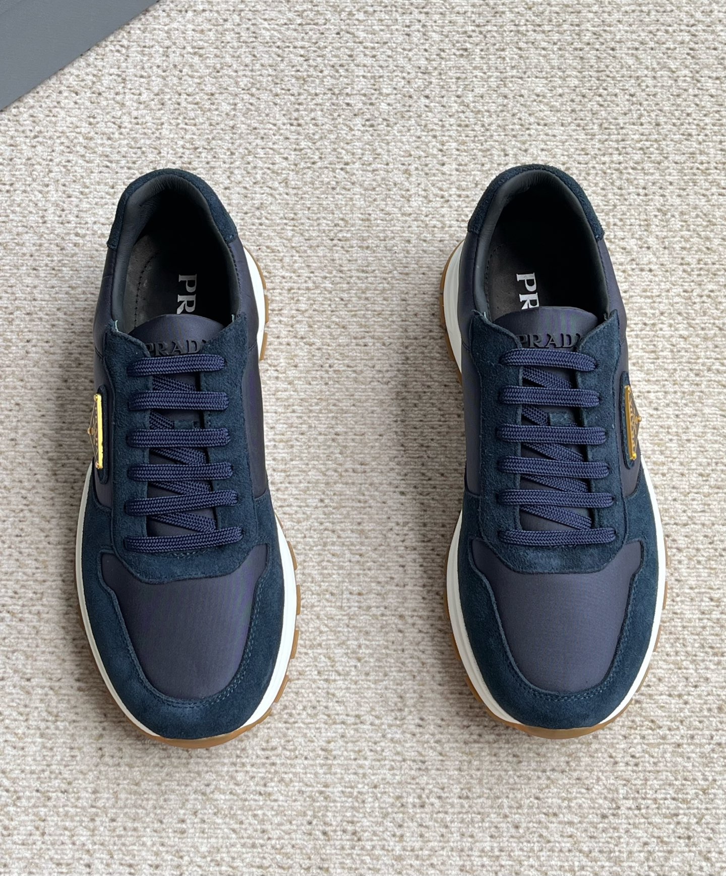 NO:273871,New Prada Men's Classic Triangle Logo Casual Sports Shoes This leather sneaker interprets the Prada logo from multiple angles and is lightly leaping on the tongue, paved along the lightweight rubber sole, and is embossed with the iconic enamel metal triangle embellishing one side of the upper, all of which explains the brand style. Re-Nylon recycled nylon, motorcycle fabric and suede leather upper!  With lace upper, the enamel metal triangle logo is decorated with lace upper, and the tongue is Prada Milano screen printed logo Rubber box sole 4 cm high and removable leather-covered innersole!  Size 39-40-41-42-43-44 Standard leather shoe size, prada, prada, sneakers19860909新款Prada普拉达男士经典三角标休闲运动板鞋 这款皮革运动鞋多角度诠释Prada徽标轻巧跃于鞋舌,沿轻质橡胶鞋底铺陈,化身标志性的涂珐琅金属三角形点缀鞋面一侧,无不阐释品牌格调. Re-Nylon再生尼龙、机车织物和绒面皮革鞋面！配鞋带鞋面饰涂珐琅金属三角形徽标,鞋舌饰Prada Milano丝网印刷徽标橡胶盒型鞋底鞋底高4厘米可拆卸皮革包覆内底！ 码数39-40-41-42-43-44 标准皮鞋尺码,,prada,prada,sneakers,Men's shoes