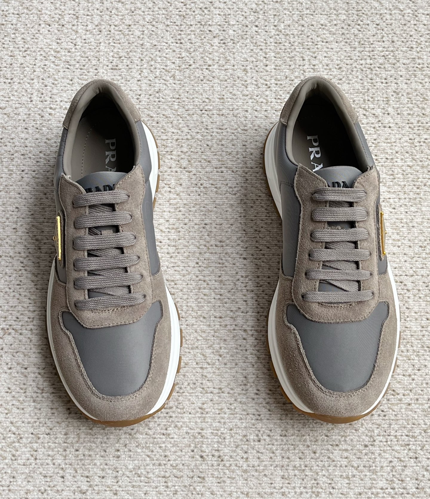 NO:273873,New Prada Men's Classic Triangle Logo Casual Sports Shoes This leather sneaker interprets the Prada logo from multiple angles and is lightly leaping on the tongue, paved along the lightweight rubber sole, and is embossed with the iconic enamel metal triangle embellishing one side of the upper, all of which explains the brand style. Re-Nylon recycled nylon, motorcycle fabric and suede leather upper!  With lace upper, the enamel metal triangle logo is decorated with lace upper, and the tongue is Prada Milano screen printed logo Rubber box sole 4 cm high and removable leather-covered innersole!  Size 39-40-41-42-43-44 Standard leather shoe size, prada, prada, sneakers19860909新款Prada普拉达男士经典三角标休闲运动板鞋 这款皮革运动鞋多角度诠释Prada徽标轻巧跃于鞋舌,沿轻质橡胶鞋底铺陈,化身标志性的涂珐琅金属三角形点缀鞋面一侧,无不阐释品牌格调. Re-Nylon再生尼龙、机车织物和绒面皮革鞋面！配鞋带鞋面饰涂珐琅金属三角形徽标,鞋舌饰Prada Milano丝网印刷徽标橡胶盒型鞋底鞋底高4厘米可拆卸皮革包覆内底！ 码数39-40-41-42-43-44 标准皮鞋尺码,,prada,prada,sneakers,Men's shoes