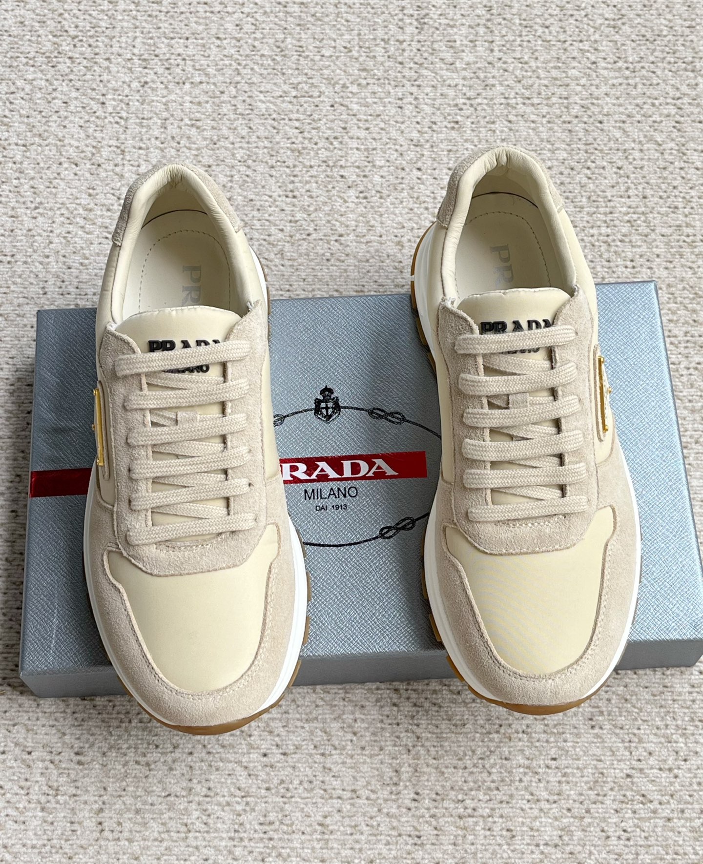 NO:273876,New Prada Men's Classic Triangle Logo Casual Sports Shoes This leather sneaker interprets the Prada logo from multiple angles and is lightly leaping on the tongue, paved along the lightweight rubber sole, and is embossed with the iconic enamel metal triangle embellishing one side of the upper, all of which explains the brand style. Re-Nylon recycled nylon, motorcycle fabric and suede leather upper!  With lace upper, the enamel metal triangle logo is decorated with lace upper, and the tongue is Prada Milano screen printed logo Rubber box sole 4 cm high and removable leather-covered innersole!  Size 39-40-41-42-43-44 Standard leather shoe size, prada, prada, sneakers19860909新款Prada普拉达男士经典三角标休闲运动板鞋 这款皮革运动鞋多角度诠释Prada徽标轻巧跃于鞋舌,沿轻质橡胶鞋底铺陈,化身标志性的涂珐琅金属三角形点缀鞋面一侧,无不阐释品牌格调. Re-Nylon再生尼龙、机车织物和绒面皮革鞋面！配鞋带鞋面饰涂珐琅金属三角形徽标,鞋舌饰Prada Milano丝网印刷徽标橡胶盒型鞋底鞋底高4厘米可拆卸皮革包覆内底！ 码数39-40-41-42-43-44 标准皮鞋尺码,,prada,prada,sneakers,Men's shoes