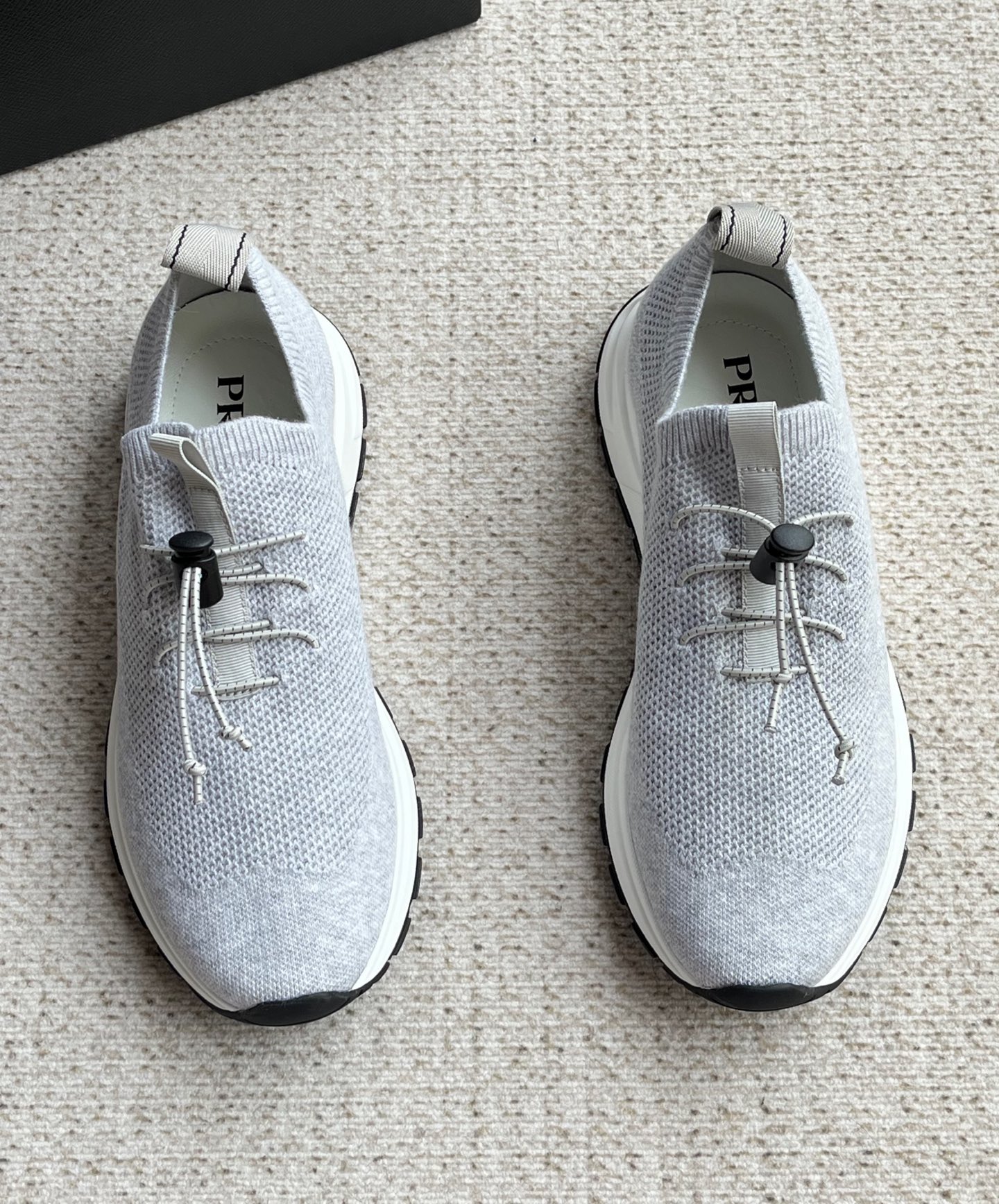 NO:833474,Prad* Prada's hot spring and summer men's shoes are shipped in three colors with custom cashmere and non-ordinary flying weave. This model is earlier than the official website and focuses on a high-end casual sports series. It uses top cashmere fabrics to design a 'low-key luxury' style. The upper is imported from Italy's top cashmere + high-elastic elastic band embellishment, and the push-type buckle can adjust the length at will. The outer waist is three-dimensional and the P family logo is high-end but not luxurious. The front and rear webbing echoes;  Special calfskin lining + TPU lining twice fusing process. In order to ensure the breathability of the shoes, TPU computer punches 1.2mm round holes; the foot pads are made of high-elastic foam and are integrated with the cowl lining, and the forefoot is punched, making the upper foot comfortable and breathable without stuffiness, no fading, no slipping, no odor, environmentally friendly and harmless;  The midsole under the insole is the same as the original one, with a top layer of genuine leather and 2mm high-elastic foam plus two layers of midsole panels. It is carefully crafted to make the foot feel more comfortable. The TPU+PU vacuum outsole is integrated, non-slip and wear-resistant, clean and does not need to be glued. In order to ensure quality and a more skin-friendly feeling, it took more than 4 months of development time to use the original last. The cashmere touch texture is overwhelming. The quality of the Z-suite is visible. It is the first choice for business travel and friends.  Size: 39/40/41/42/43/44 [45 customization] Standard leather shoe size Brand new original box packaging + shoe storage bag Welcome to order, prada, prada, cowhide19860909Prad*普拉达春夏爆款男鞋三色出货定制羊绒非普通飞织 这款早于官网 主打一个高级感 休闲运动系列 用顶级羊绒面料设计出一种 “低调的奢华” 的风格. 鞋面进口意大利顶级羊绒+高弹松紧带点缀,按压式卡扣随意调节长度 外腰立体P家logo高端不奢华 前后织带呼应； 内里专用小牛皮+内里Tpu两次熔断工艺,为保证鞋子的透气性,TPU电脑冲1.2mm圆形孔； 脚垫高弹发泡与牛里对贴一体成型,前掌冲孔,上脚舒服透气不闷脚,不掉色,不打滑,无异味,环保无害； 鞋垫下中底同原版,头层真皮与2mm高弹发泡加2层中底板,用心打造,只为脚感更舒适；TPU+PU真空大底一体成型,防滑耐磨,干净不开胶. 为了保证品质和脚感更亲肤,耗时4个多月的开发时间,原厂楦头.羊绒触感质感爆棚 看得见的z柜品质,商务旅游送朋友的首选款. 码数:39/40/41/42/43/44【45定制】标准皮鞋尺码 全新原盒包装+配鞋履收纳袋 欢迎订购,,prada,prada,cowhide,Men's shoes