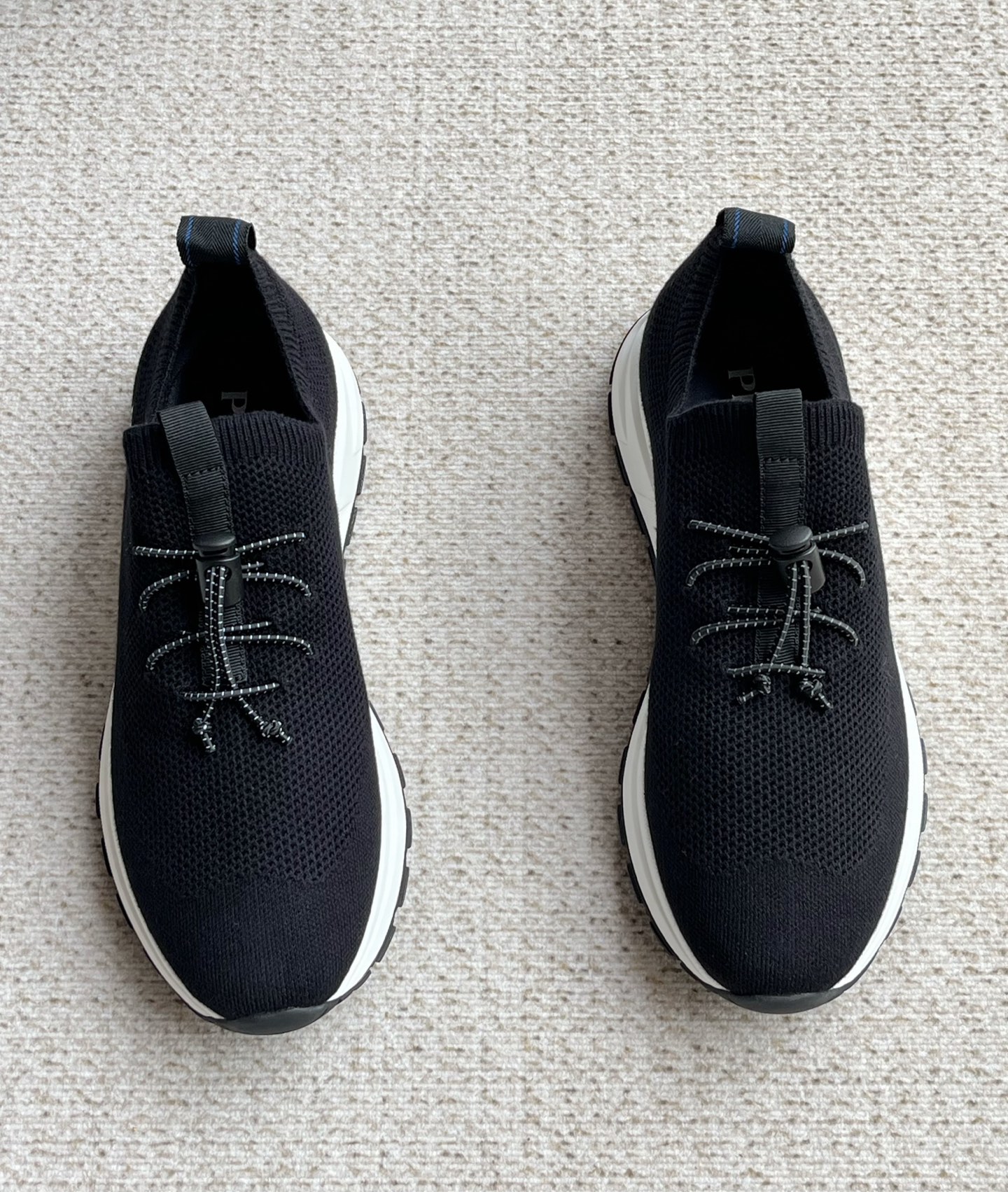 NO:833467,Prad* Prada's hot spring and summer men's shoes are shipped in three colors with custom cashmere and non-ordinary flying weave. This model is earlier than the official website and focuses on a high-end casual sports series. It uses top cashmere fabrics to design a 'low-key luxury' style. The upper is imported from Italy's top cashmere + high-elastic elastic band embellishment, and the push-type buckle can adjust the length at will. The outer waist is three-dimensional and the P family logo is high-end but not luxurious. The front and rear webbing echoes;  Special calfskin lining + TPU lining twice fusing process. In order to ensure the breathability of the shoes, TPU computer punches 1.2mm round holes; the foot pads are made of high-elastic foam and are integrated with the cowl lining, and the forefoot is punched, making the upper foot comfortable and breathable without stuffiness, no fading, no slipping, no odor, environmentally friendly and harmless;  The midsole under the insole is the same as the original one, with a top layer of genuine leather and 2mm high-elastic foam plus two layers of midsole panels. It is carefully crafted to make the foot feel more comfortable. The TPU+PU vacuum outsole is integrated, non-slip and wear-resistant, clean and does not need to be glued. In order to ensure quality and a more skin-friendly feeling, it took more than 4 months of development time to use the original last. The cashmere touch texture is overwhelming. The quality of the Z-suite is visible. It is the first choice for business travel and friends.  Size: 39/40/41/42/43/44 [45 customization] Standard leather shoe size Brand new original box packaging + shoe storage bag Welcome to order, prada, prada, cowhide19860909Prad*普拉达春夏爆款男鞋三色出货定制羊绒非普通飞织 这款早于官网 主打一个高级感 休闲运动系列 用顶级羊绒面料设计出一种 “低调的奢华” 的风格. 鞋面进口意大利顶级羊绒+高弹松紧带点缀,按压式卡扣随意调节长度 外腰立体P家logo高端不奢华 前后织带呼应； 内里专用小牛皮+内里Tpu两次熔断工艺,为保证鞋子的透气性,TPU电脑冲1.2mm圆形孔； 脚垫高弹发泡与牛里对贴一体成型,前掌冲孔,上脚舒服透气不闷脚,不掉色,不打滑,无异味,环保无害； 鞋垫下中底同原版,头层真皮与2mm高弹发泡加2层中底板,用心打造,只为脚感更舒适；TPU+PU真空大底一体成型,防滑耐磨,干净不开胶. 为了保证品质和脚感更亲肤,耗时4个多月的开发时间,原厂楦头.羊绒触感质感爆棚 看得见的z柜品质,商务旅游送朋友的首选款. 码数:39/40/41/42/43/44【45定制】标准皮鞋尺码 全新原盒包装+配鞋履收纳袋 欢迎订购,,prada,prada,cowhide,Men's shoes