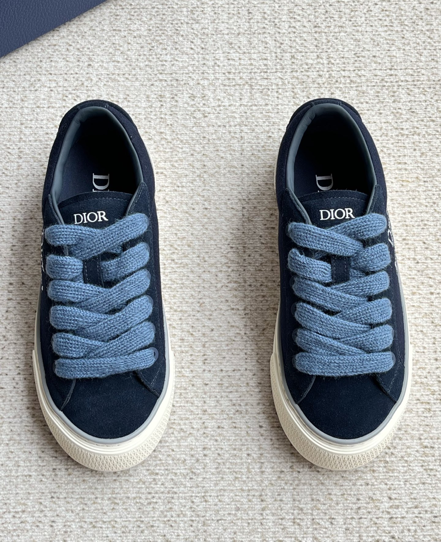 NO:276287,New Dior Men's Sports and Leisure Shoes This B33 Spin sneaker comes from the DIOR AND HYLTON NEL limited series, showing the Dior For My Real Friends logo embroidery to highlight the classic theme of the series. It is carefully crafted from navy blue suede and wool. The unique padded tongue is embroidered with Dior embossed logo, paired with mohair wide laces and matte finish tones copper alloy eyelets. The creamy white rubber sole is decorated with Oblique pattern and the back is decorated with a contrasting Dior 30 Avenue Montaigne logo to enhance the style. It can add a modern touch to various casual looks, and can also be ideally matched with other DIOR AND HYLTON NEL items.  Top material: except for fabric, cow section leather decorations and decorative lines, the sides are decorated with DIOR AND HYLTON NEL co-branded series Dior For My Real Friends logo embroidered tongue with Dior embossed logo · Dior 30 Avenue Montaigne logo · Low top ● Matte finish copper alloy eyelets with mohair lace closure · padded collar · rear side lifting ring Cream white Oblique pattern rubber sole curved rattan check and Oblique pattern outsole with white mohair laces!  Size 39 40 41 42 43 44 Standard leather shoe size,,dior,dior,sneakers19860909新款迪奥Dior男士运动休闲板鞋 这款 B33 Spin运动鞋来自DIOR AND HYLTON NEL限定系列,展示Dior For My Real Friends 标志刺绣,凸显该系列的经典主题.采用海军蓝色绒面革和绵羊毛等材质精心制作,别具一格的加垫鞋舌点缀以 Dior压花标志,搭配马海毛宽鞋带和哑光饰面同色调铜合金孔眼.奶油白色橡胶鞋底饰以Oblique图案,后侧点缀以对比鲜明的Dior 30 Avenue Montaigne 标志提升格调.可为各种休闲造型增添现代气息,也可与其他 DIOR AND HYLTON NEL 单品理想搭配. 帮面材质:织物,牛剖层革装饰物及装饰线除外,侧面饰以 DIOR AND HYLTON NEL联名系列 Dior For My Real Friends标志刺绣鞋舌饰以 Dior 压花标志 ·后侧饰以Dior 30 Avenue Montaigne 标志·低帮 ●哑光饰面铜合金孔眼搭配马海毛鞋带开合·加垫鞋领·后侧提拉环 奶油白色 Oblique 图案橡胶鞋底曲纹藤格纹和 Oblique 图案外底另附白色马海毛鞋带一副鞋带！ 码数39 40 41 42 43 44 标准皮鞋尺码,,dior,dior,sneakers,Men's shoes