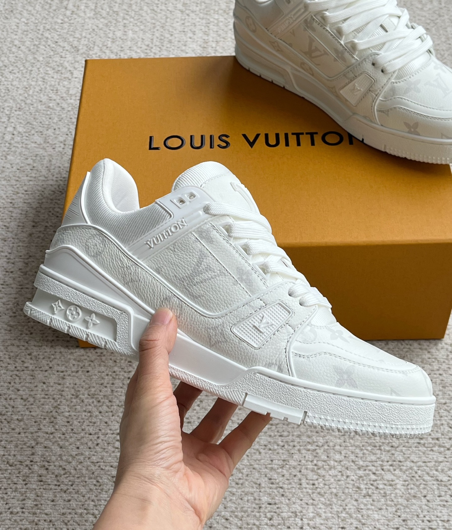 工厂P 新配色 情侣款trainer运动鞋,本款 LV Trainer 运动鞋取材柔软粒面小牛皮,呈现纯净色调,后部#54标识追溯品牌诞生于1854年,设计师手写体品牌标识点缀一侧,virgil abloh亲自操刀设计,非常具有纪念价值的一款运动鞋,全新lv路易威登louis vuitton trainer sneaker low休闲运动文化百搭篮球板鞋, (38.46定制)