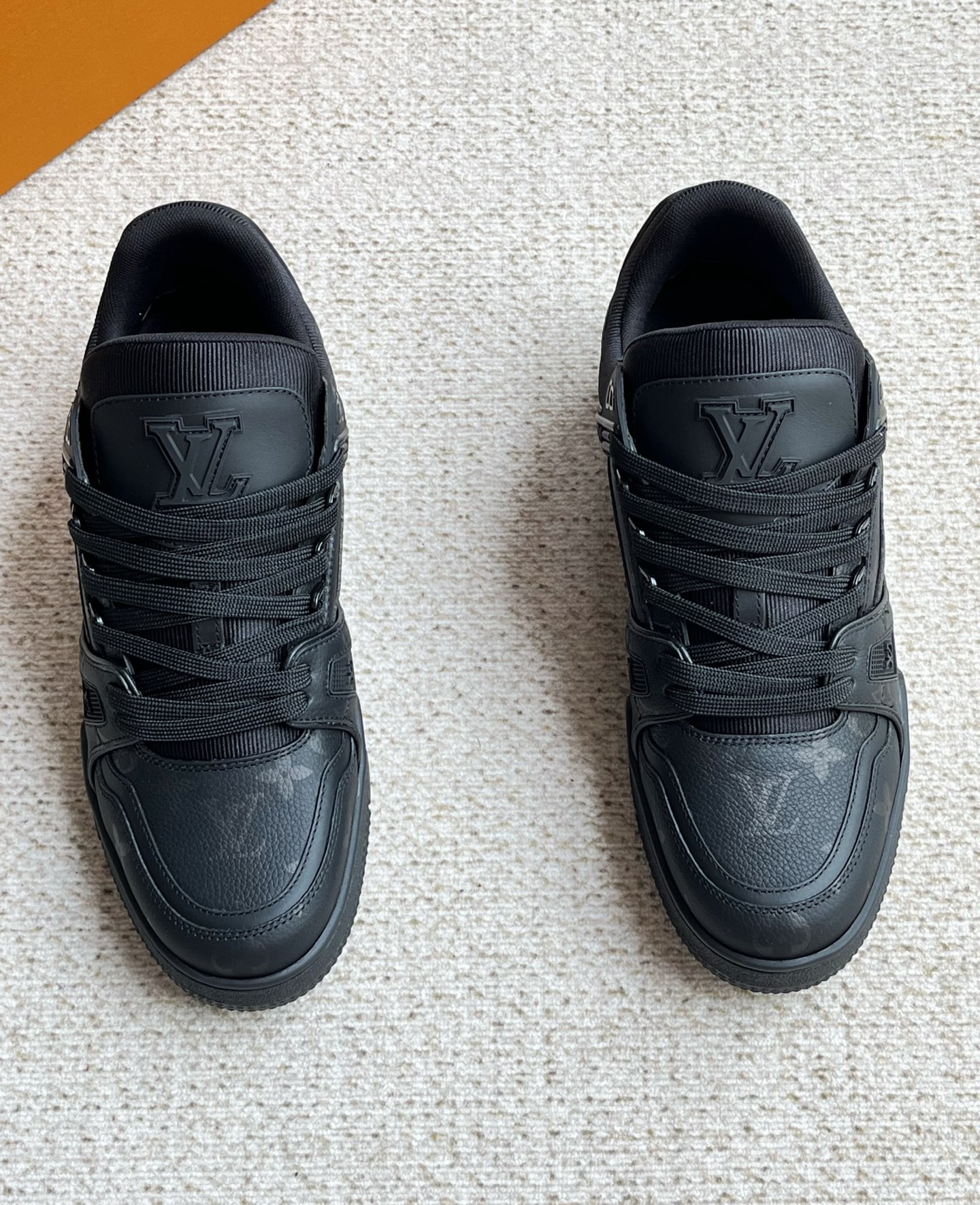 NO:604434,The new LV Trainer men's printed sports and casual shoes are on sale simultaneously on the official website. This shoe integrates the printed pattern into the upper itself, giving it a sense of luxury. The delicate leather texture is paired with the iconic presbyopia pattern, and this pair of trendy shoes comes into being. It is low-key and luxurious, and the shoelace design adds casualness!  Whether it is paired with casual wear or trendy clothes, it can be easily worn, helping you to step out with confidence and become the focus of the street!  Black and white, size 38 39 40 41 42 43 44 45 standard leather shoe size, louis vuitton19860909新款LV Trainer男士印花运动休闲鞋 官网同步发售 这款鞋将印花图案融入鞋面本身,高级感一下就上来了.细腻皮革质感搭配标志性老花图案,这双潮鞋便应运而生,低调中尽显奢华,鞋带设计增添随性！无论是搭配休闲装还是潮流服饰都能轻松驾驭,助你走出自信步伐成为街头焦点！黑白两色 码数38 39 40 41 42 43 44 45 标准皮鞋尺码,,louis vuitton,Men's shoes