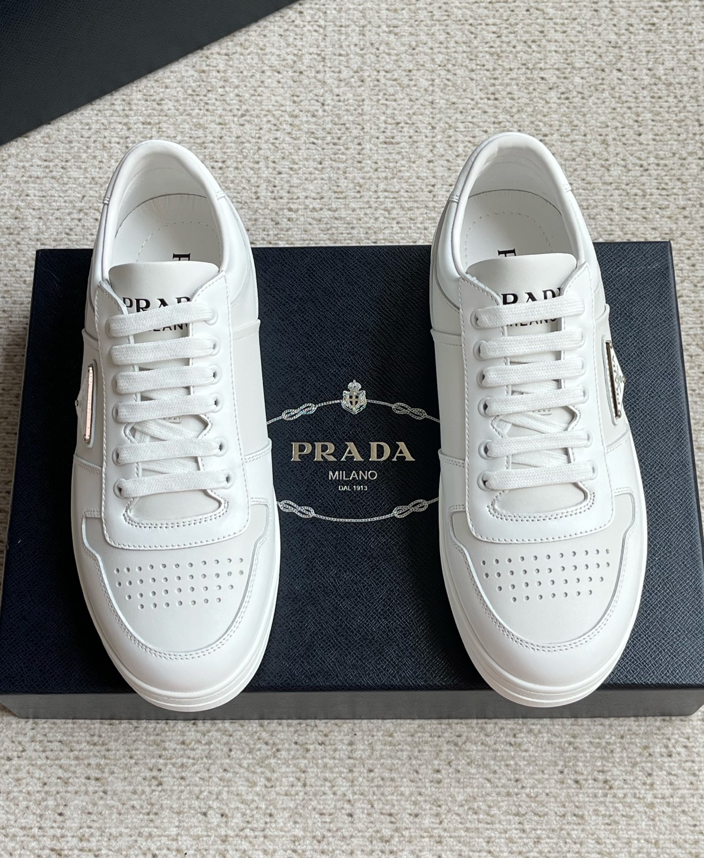 נעלי עור גברים מודרניים Prada מעור נאפה לנוחות ונוחות 2 i1744003038214 8443 0 0