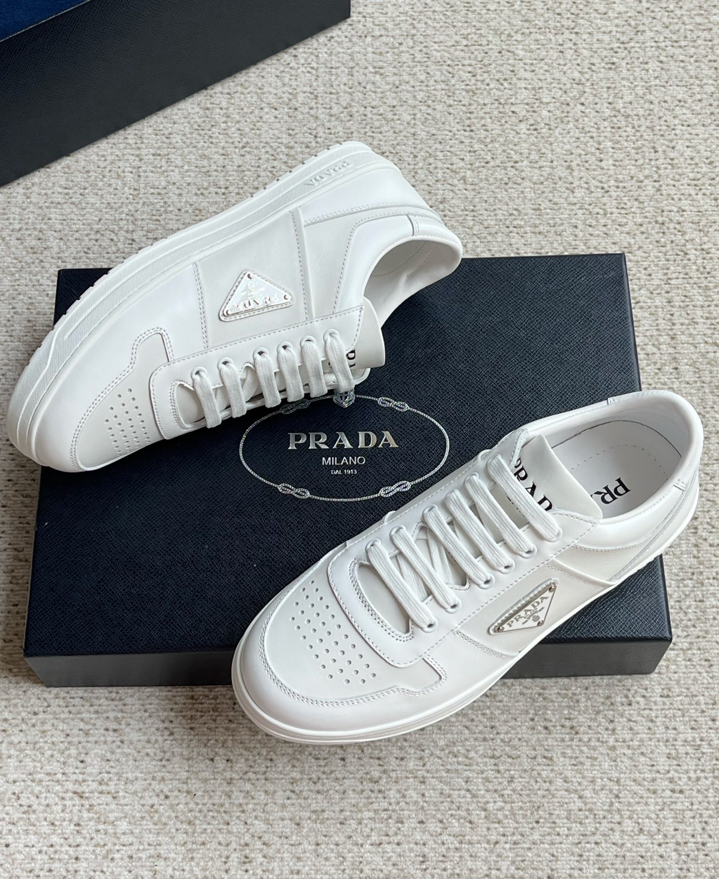 נעלי עור גברים מודרניים Prada מעור נאפה לנוחות ונוחות 4 i1744003038234 3996 0 2