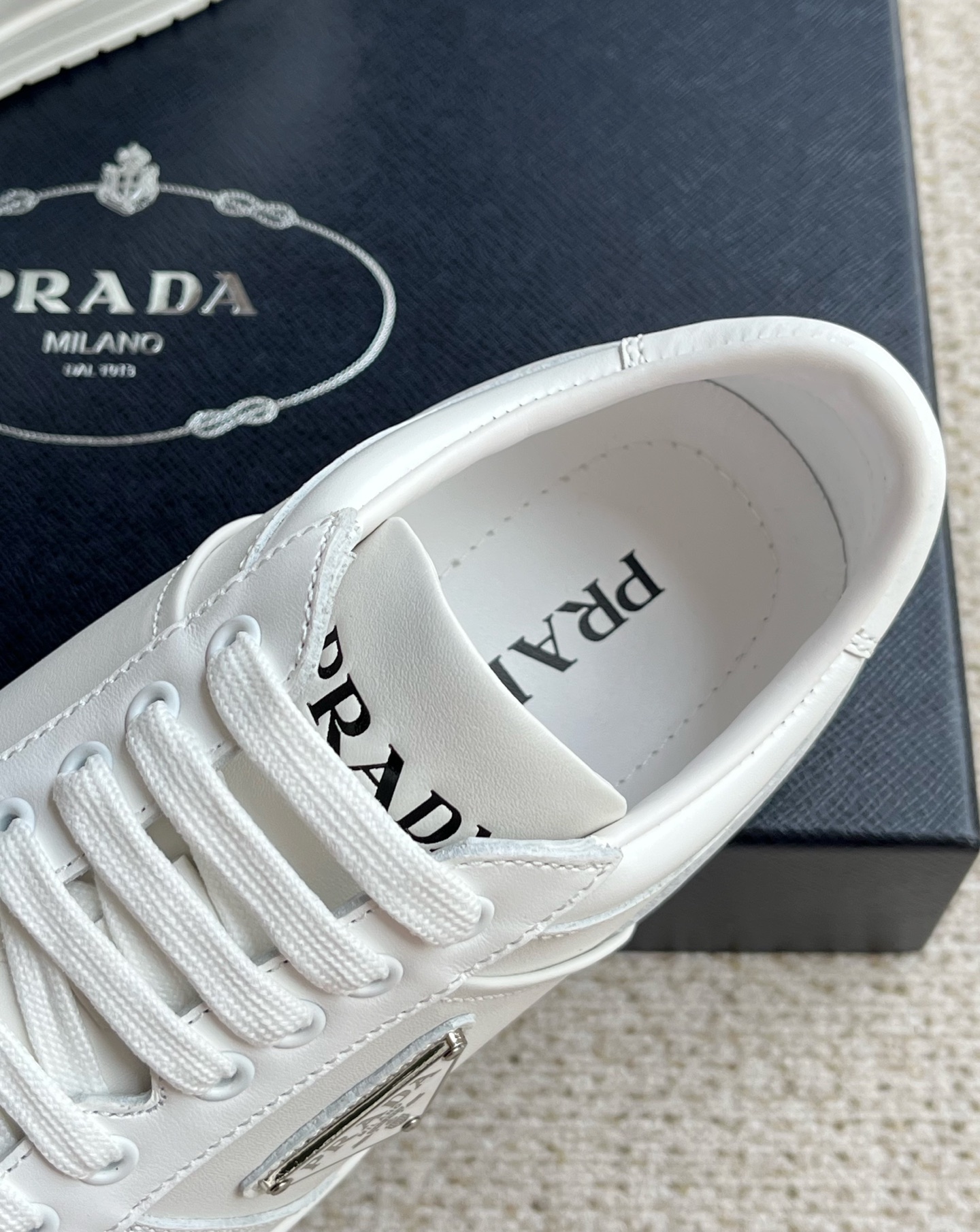נעלי עור גברים מודרניים Prada מעור נאפה לנוחות ונוחות 10 i1744003045778 5012 0 8