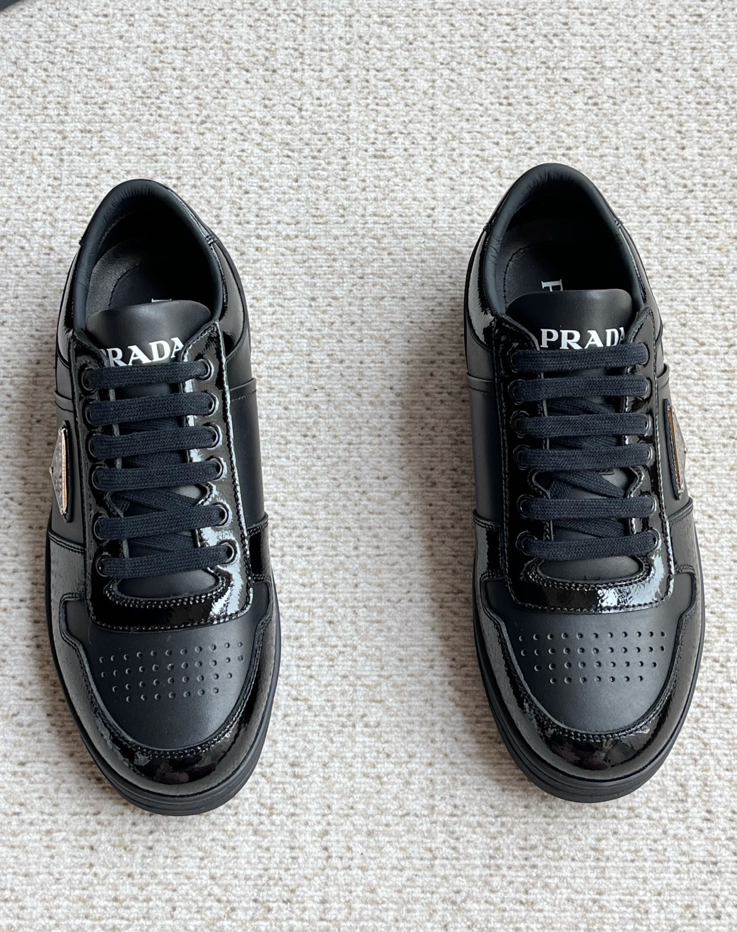 NO:352514,New rada Prada Men's Sports and Leisure Shoes This Naa leather sneaker is designed with a contemporary charm, with simple lines and light rubber sole. The rada logo is interpreted through different angles, decorated with an iconic enamel metal triangle, showing a unique classic charm. Product number: 2EE364_038_F0304_F_D001 Metal eyelets and cotton laces The upper is decorated with a coated enamel metal triangle The tongue is decorated with an embossed rada Milano logo and a light thick sole, and the side is decorated with an embossed logo. The sole height: 35mm removable leather insole!  Size 39 40 41 42 43 44 Standard leather shoe size 00,,prada,prada,sneakers19860909新款rada 普拉达男士运动休闲板鞋 这款Naa皮革运动鞋采用富有当代魅力的运动风设计,线条简洁,搭配轻盈的橡胶鞋底.通过不同角度演绎 rada徽标,饰有标志性的涂珐琅金属三角形,彰显别具一格的经典魅力. 商品货号:2EE364_038_F0304_F_D001金属孔眼与棉质鞋带 鞋面饰有涂珐琅金属三角形 鞋舌饰以压花rada Milano徽标轻便厚底,侧面饰以压花徽标鞋底高度:35毫米可拆卸皮面鞋垫！ 码数39 40 41 42 43 44 标准皮鞋尺码 00,,prada,prada,sneakers,Men's shoes