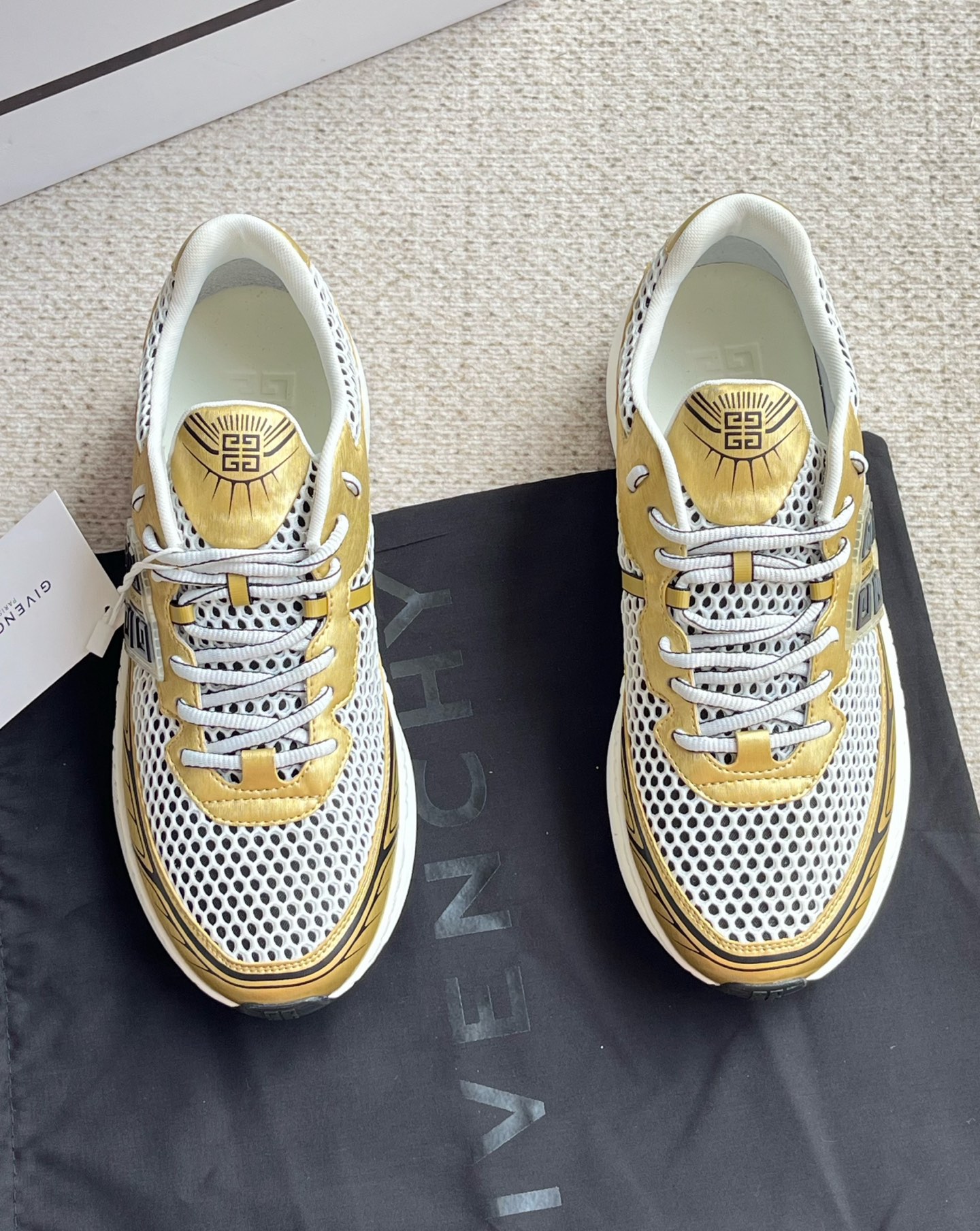 NO:278400,Givenchy's new high-end sneakers. This NFNTY-52 series focuses on casual style. Italian leather and custom breathable eyelet mesh. The tongue and heel are decorated with 4G print and three-dimensional logo. The sides are decorated with GIV brand logo straps. The sole is decorated with NFNTY-52 prints. The sole is decorated with unlimited logo. It uses lightweight, wear-resistant and environmentally friendly materials. Pebax sole. Sports hiking outdoor expansion!  A must-have item for summer!  Original box packaging   dustproof bag Size: 39/40/41/42/43/44 Standard leather shoes size [38/45 can be customized, no return or exchange], given, given, given, given, sneakers19860909Givenchy纪梵希新款创新低帮运动鞋 这款NFNTY-52系列 主打休闲风 意大利真皮和定制透气孔眼mesh, 鞋舌和后跟饰以4G印花和立体Logo,侧面饰以GIV品牌logo饰带 鞋底侧面饰以NFNTY-52印花 鞋底饰以无限标志 采用轻盈耐磨环保材料 Pebax鞋底 运动徒步户外拓展 ！夏季必备单品！原盒包装 防尘袋 码数:39/40/41/42/43/44 标准皮鞋尺码【38/45可定做,不退不换】,,givenchy,givenchy,sneakers,Men's shoes