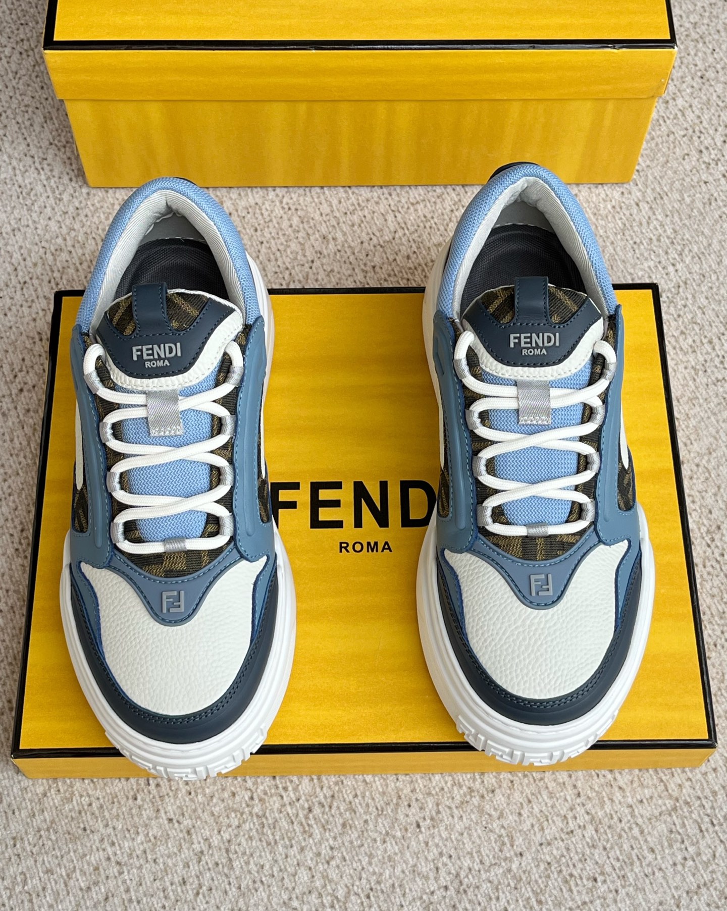 NO:589018,New Fendi men's shoes Force thick-soled sneakers!  The upper is made of leather and leather, full of high-end feeling. The thick-soled design is great, not only makes your boyfriend instantly sexy, the rubber sole is non-slip and wear-resistant, and it is stable when walking. The colorful splicing on the side of the sole, diagonal F-shaped three-dimensional ripples, directly full of 3D stereoscopic effect, fashionable and eye-catching. The interior is matched with fabric and foot pads, and some models are also lined with terry velvet, which is soft and breathable, so you can wear it all day without getting sweaty. Material: upper cowhide, lining mesh, thick-soled TPU foam!  Thick sole 5cm!  Size 39-40-41-42-43-44 standard leather shoe size, fendi, fendi, sneakers, cowhide19860909新款芬迪Fendi男鞋Force厚底运动鞋！ 鞋面是皮革与皮革拼接,满满的高级感 厚底设计超赞,不仅让男友瞬间**,橡胶鞋底防滑耐磨,走路稳稳当当.鞋底侧面多彩拼接、斜对角F形立体波纹,3D立体感直接拉满,时髦又吸睛. 内里搭配织物与脚垫,部分款还是毛巾绒内里,柔软透气,穿一天都不闷汗 材质鞋面牛皮 内里网布 厚底tpu发泡！厚底5公分！ 尺码39-40-41-42-43-44 标准皮鞋尺码,,fendi,fendi,sneakers,cowhide,Men's shoes