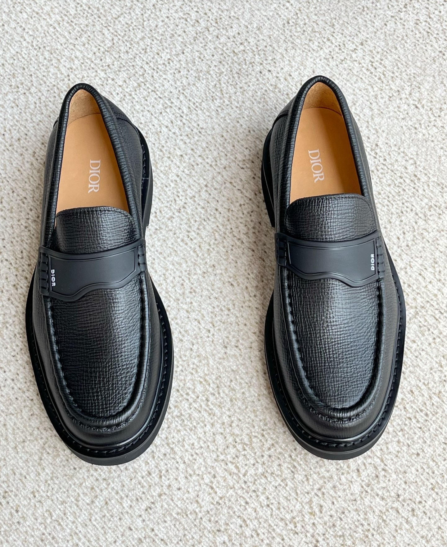 NO:280581,Dior, men's business and casual formal leather shoes. A must-have item for successful men. It is definitely made in heavy industry. It has super exquisite craftsmanship and is highly recognizable. It highlights high-end, noble, high-end, and is versatile and handsome and stylish!  The style is novel and trendy, and the shoe style is really great. I especially like this retro leather shoes with a tone, which are very handsome, natural and stylish, not that kind of design, unique and has a high-end British feeling, the classic black craftsmanship design perfectly presents modern!  Imported cowhide fabric, uniform and beautiful color, inner foot pads are dyed and washed cowhide, soft and delicate, and the foot feels super comfortable. The original PU mold foams high elasticity and large bottom, high-end luxury!  Original box packaging, size, 39 40 41 42 43 44 positive code, dior, cowhide19860909Dior,男士商务休闲 正装皮鞋 成功男士的必备单品,它绝对是重工打造,工艺超级考究,辨识度极高,凸显高端,贵气,上档次,上脚百搭帅气有型！ 款式新颖潮流范,鞋型真的太好了,特别喜欢这种复古中带有腔调的皮鞋很帅气,又很自然又有型不是那种设计,与众不同,属于高级感的英伦感觉,经典的黑色工艺制作设计,完美相结合呈现出摩登！ 面料进口牛皮,色泽均匀靓丽,内里垫脚透染水洗牛皮,柔软细腻,脚感超级舒适亲夫,原厂PU模具发泡高弹大底,高端奢华！ 原盒包装,尺码,39 40 41 42 43 44 正码,,dior,cowhide,Men's shoes