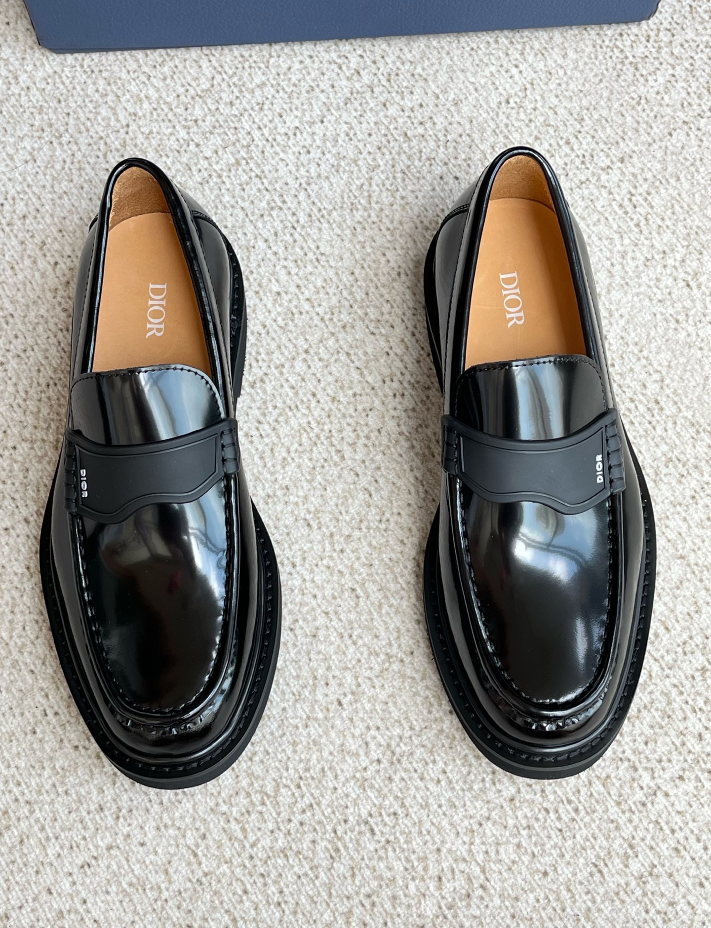 NO:280584,Dior, men's business and casual formal leather shoes. A must-have item for successful men. It is definitely made in heavy industry. It has super exquisite craftsmanship and is highly recognizable. It highlights high-end, noble, high-end, and is versatile and handsome and stylish!  The style is novel and trendy, and the shoe style is really great. I especially like this retro leather shoes with a tone, which are very handsome, natural and stylish, not that kind of design, unique and has a high-end British feeling, the classic black craftsmanship design perfectly presents modern!  The imported fabric is beaded with beaded cowhide, with uniform and beautiful color, the inner foot pad is dyed and washed cowhide, soft and delicate, and the foot feels super comfortable. The original PU mold is foamed and elastic, and the high-end and luxurious!  Original box packaging, size, 39 40 41 42 43 44 positive code, dior, cowhide19860909Dior,男士商务休闲 正装皮鞋 成功男士的必备单品,它绝对是重工打造,工艺超级考究,辨识度极高,凸显高端,贵气,上档次,上脚百搭帅气有型！ 款式新颖潮流范,鞋型真的太好了,特别喜欢这种复古中带有腔调的皮鞋很帅气,又很自然又有型不是那种设计,与众不同,属于高级感的英伦感觉,经典的黑色工艺制作设计,完美相结合呈现出摩登！ 面料进口开边珠牛皮,色泽均匀靓丽,内里垫脚透染水洗牛皮,柔软细腻,脚感超级舒适亲夫,原厂PU模具发泡高弹大底,高端奢华！ 原盒包装,尺码,39 40 41 42 43 44 正码,,dior,cowhide,Men's shoes