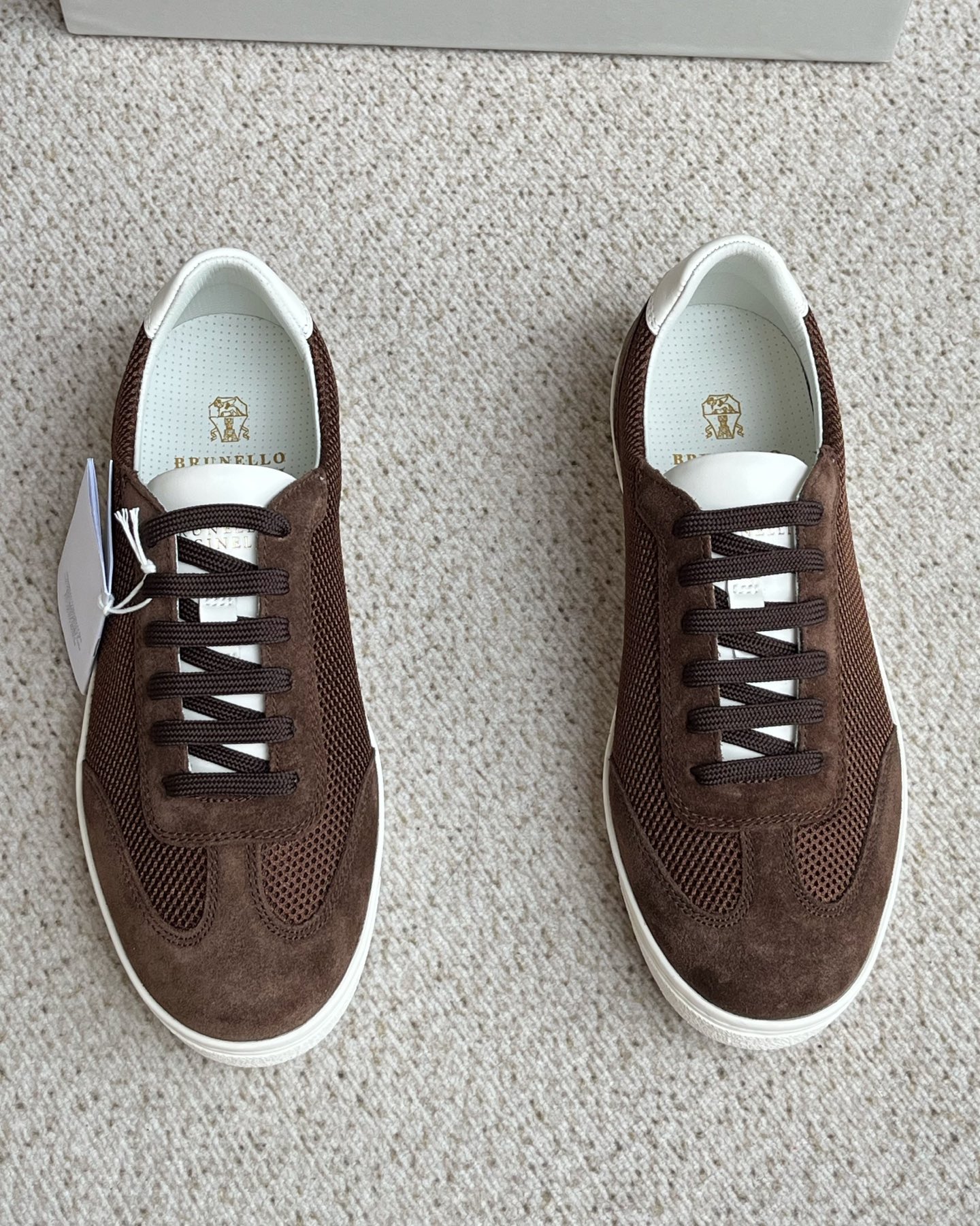 NO:281232,The new Brunello Cucinelli men's casual sports shoes are released simultaneously on the official website. The non-reducing and trendy rubber-soled shoes have a new story, and the exquisite cowhide splicing and breathable mesh surface!  The combination of smooth and flexible uppers and natural rubber sole that ensures a comfortable and comfortable feel creates a pair of shoes that are both lightweight and flexible. The Solomeo logo on the heel is perfect for the design of the shoe with its elegant and exquisite style. The precious calf leather has super soft grains and pleasant touch characteristics. The leather has been processed and the curved parts give a slightly smooth appearance, while the hand-brushed parts create subtle color changes, enriching the texture, and the TPU sole has a full cowhide leather inside footrest!  With original packaging box!  Size 39 40 41 42 43 44 standard leather shoe size, brunello cucinelli,cowhide19860909新款Brunello Cucinelli男士休闲运动板鞋 官网同步发售 ,不退潮感的胶底鞋又有新故事,考究精美的牛皮拼接透气网面！光滑又柔韧的鞋面和确保舒适上脚感的天然橡胶鞋底组合,成就出一双既轻量又灵活的鞋履.而鞋后跟上的 Solomeo 标志以其优雅精美风格完美鞋子的设计感. 珍贵小牛皮具有超柔软粒纹和怡人触感的特色.皮革经加工,弯曲部位呈现略微光滑外观,而用手工刷皮部位则打造出微妙色彩变化,丰富了纹理,TPU大底 内里垫脚全牛皮！配原版包装盒！ 码数39 40 41 42 43 44标准皮鞋尺码,,brunello cucinelli,cowhide,Men's shoes